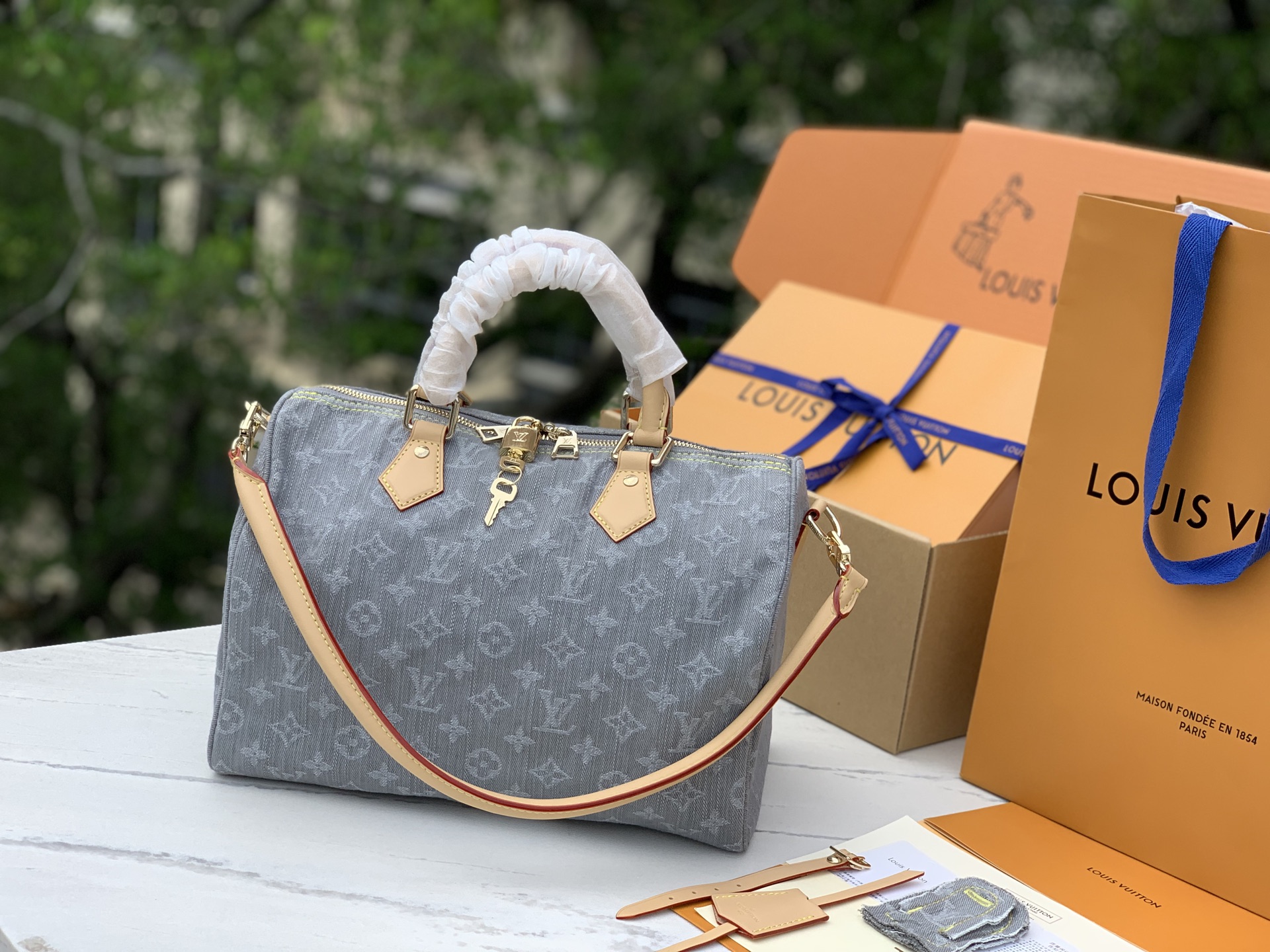 🌼 m13344尺寸:21×17×30cm一款独具魅力的手袋，LV灰色牛仔SPEEDY SOFT 30枕