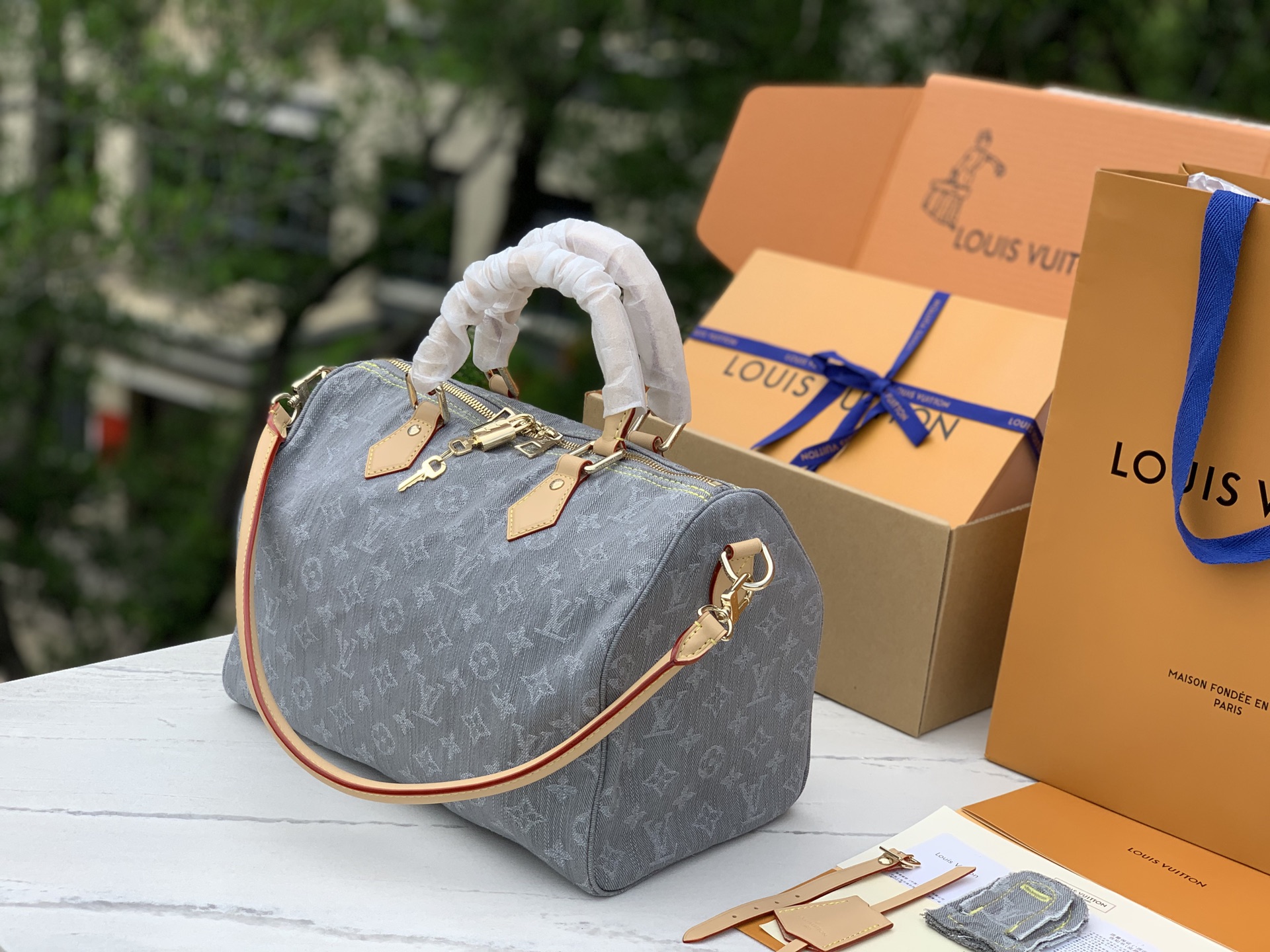 非市场普通货 进口皮料半钢五金 m13344尺寸:21×17×30cm一款独具魅力的手袋，LV灰色牛仔S