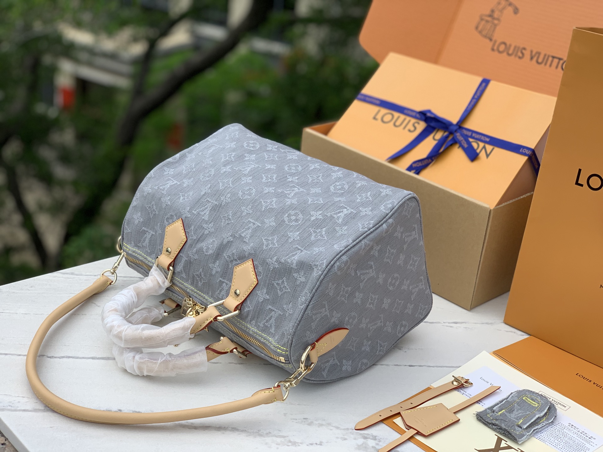 非市场普通货 进口皮料半钢五金 m13344尺寸:21×17×30cm一款独具魅力的手袋，LV灰色牛仔S