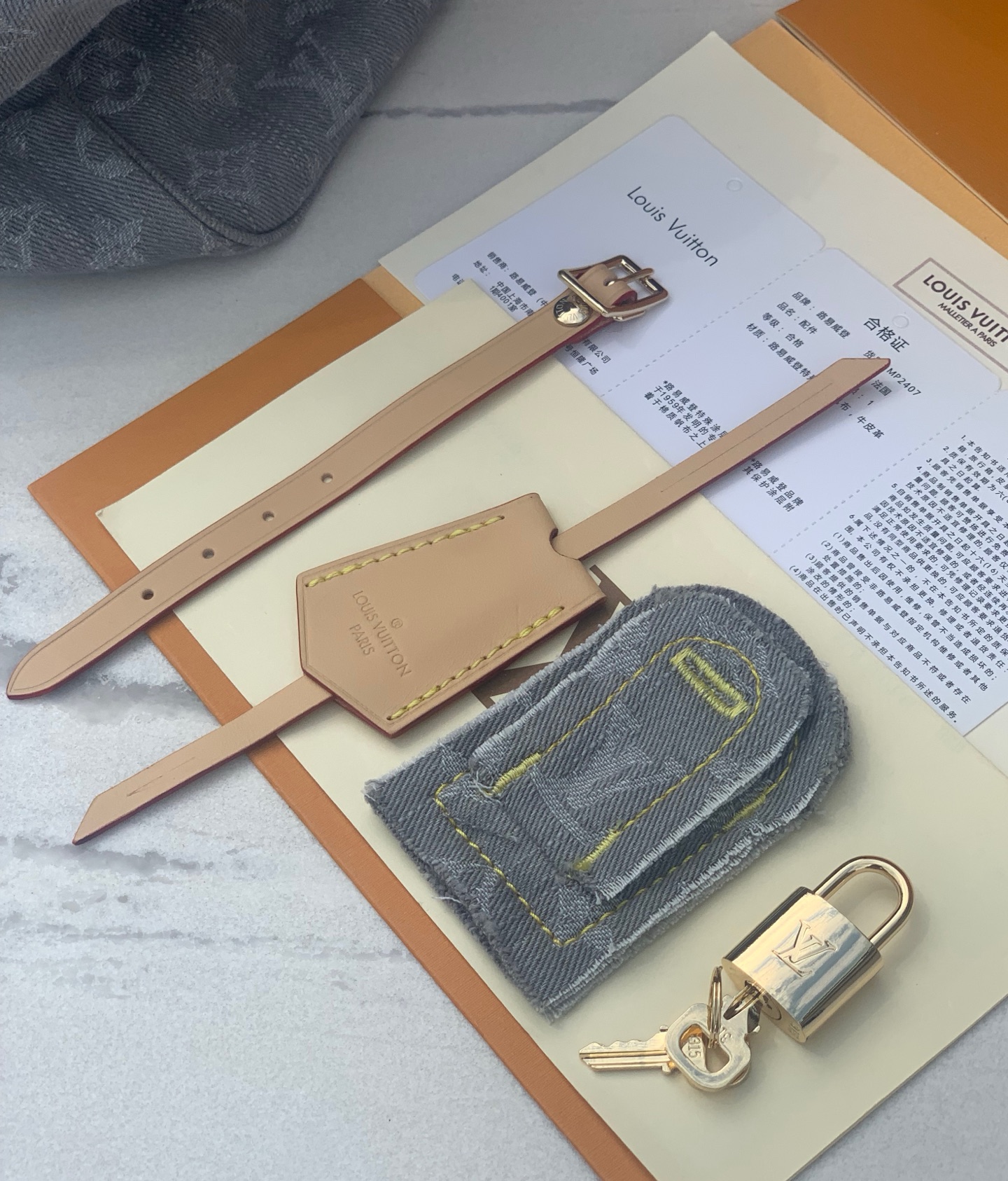 非市场普通货 进口皮料半钢五金 m13344尺寸:21×17×30cm一款独具魅力的手袋，LV灰色牛仔S