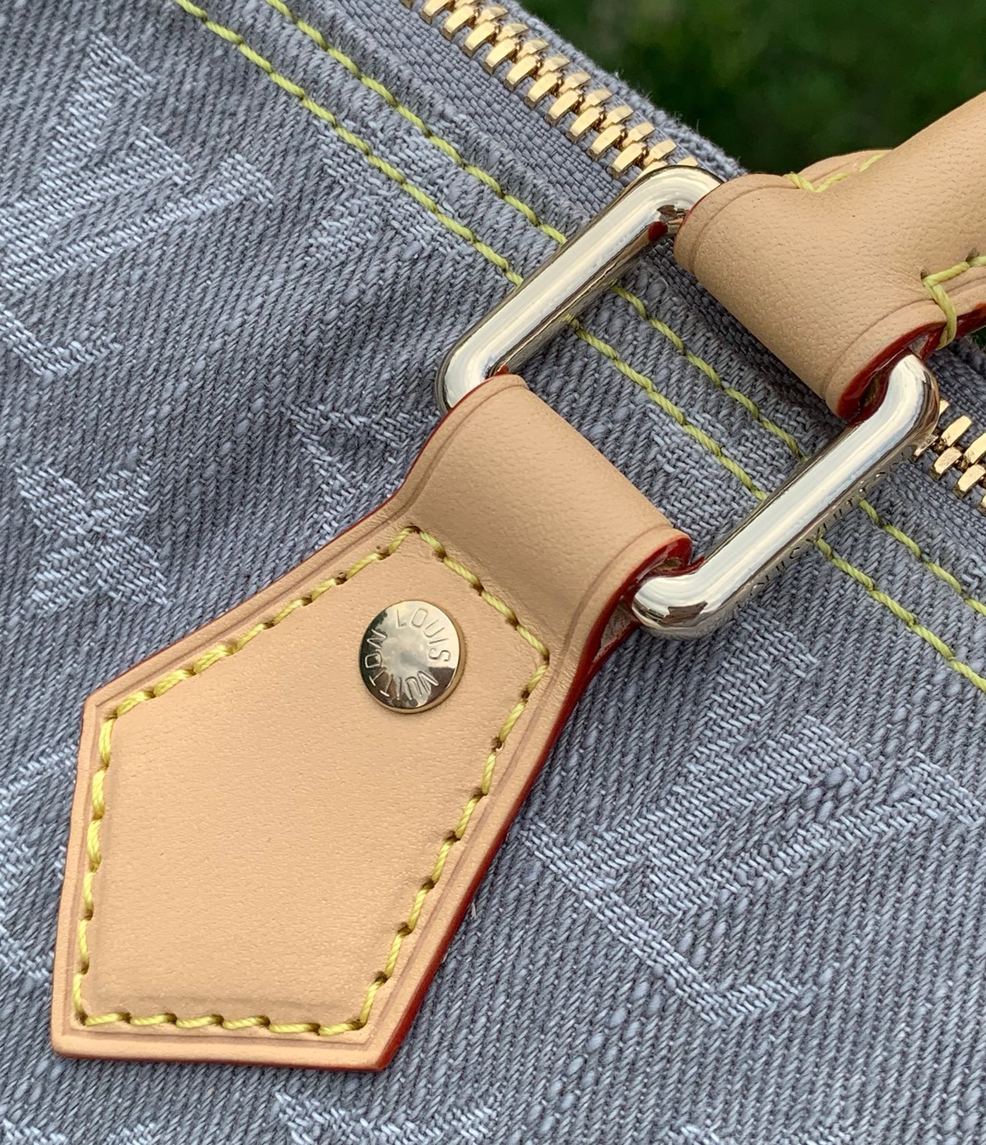 非市场普通货 进口皮料半钢五金 m13344尺寸:21×17×30cm一款独具魅力的手袋，LV灰色牛仔S