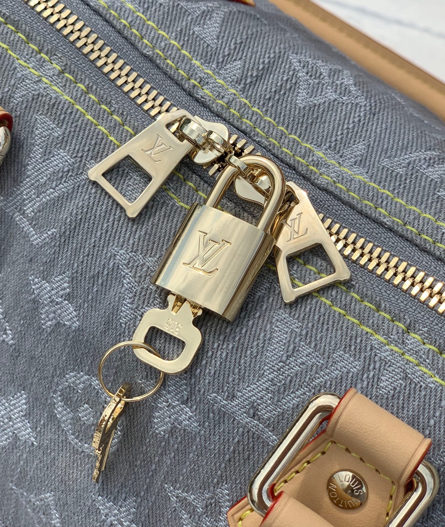 非市场普通货 进口皮料半钢五金 m13344尺寸:21×17×30cm一款独具魅力的手袋，LV灰色牛仔S