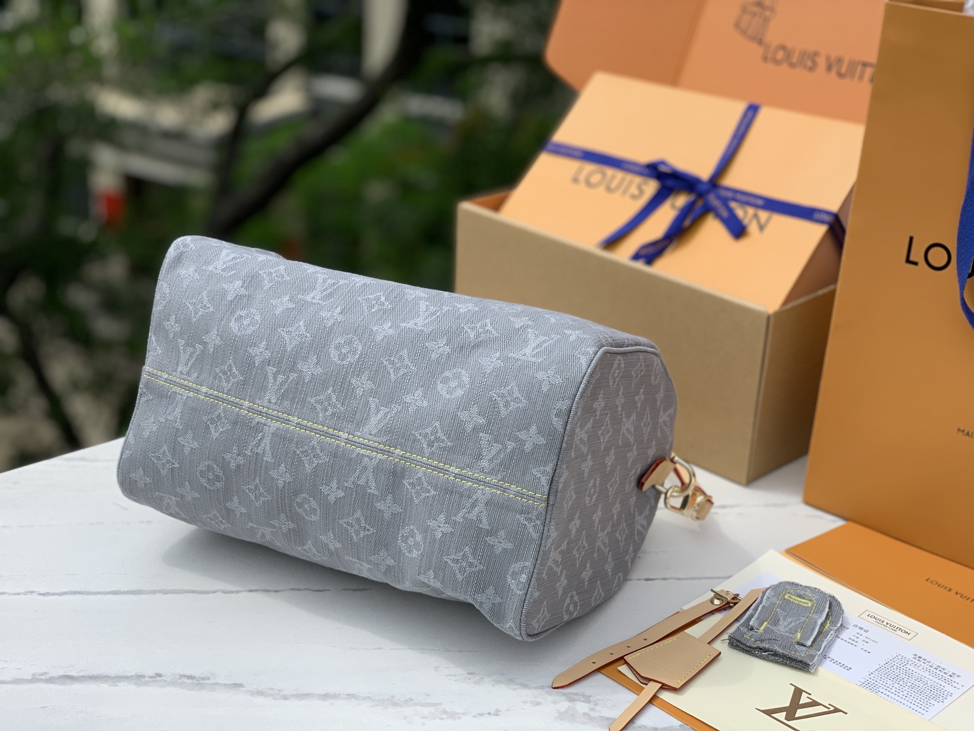 非市场普通货 进口皮料半钢五金 m13344尺寸:21×17×30cm一款独具魅力的手袋，LV灰色牛仔S