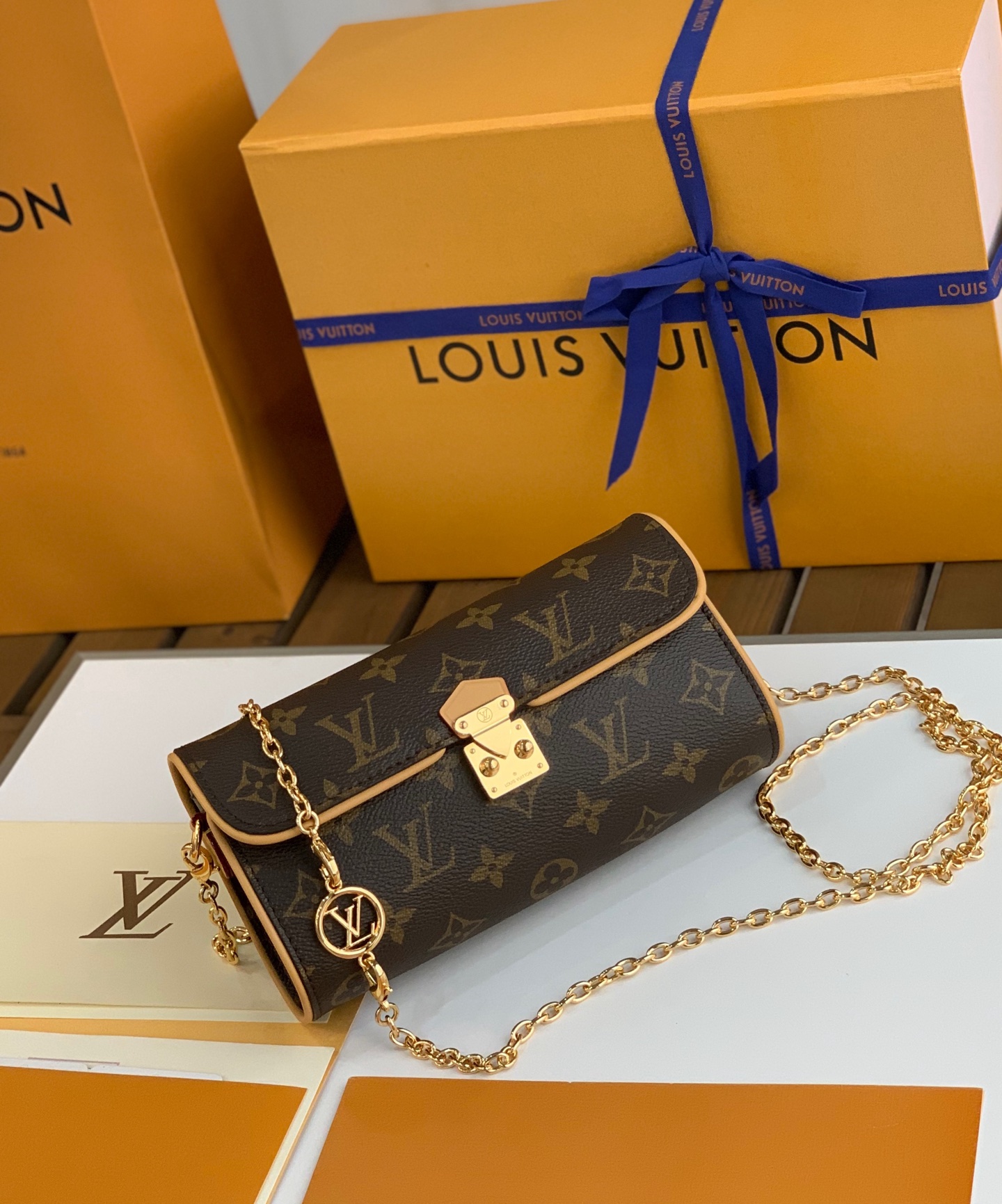 非市场普通货 进口皮料半钢五金 m13566尺寸：11 x 6 x 20.5今夏必入，LV Pochet