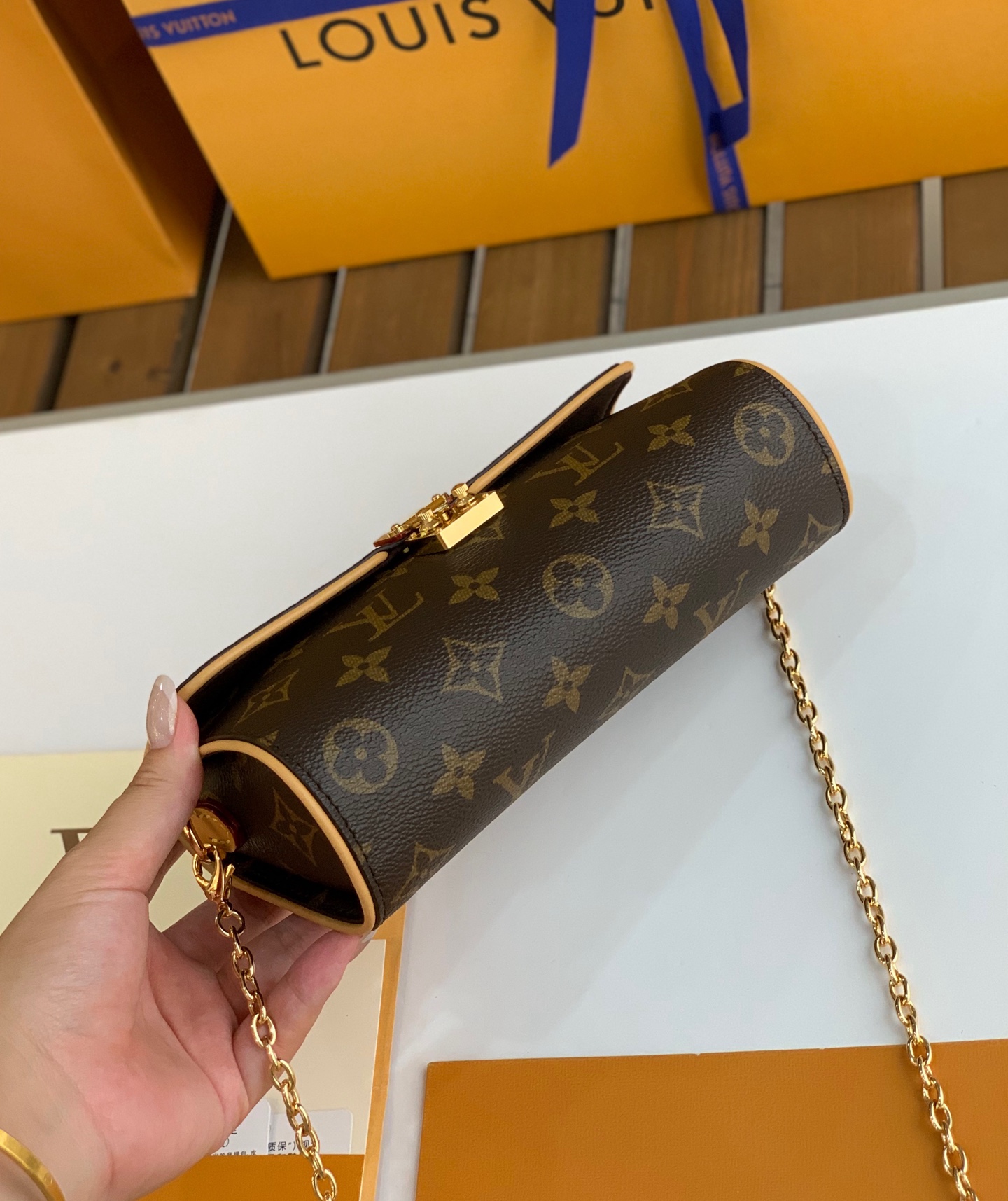 非市场普通货 进口皮料半钢五金 m13566尺寸：11 x 6 x 20.5今夏必入，LV Pochet