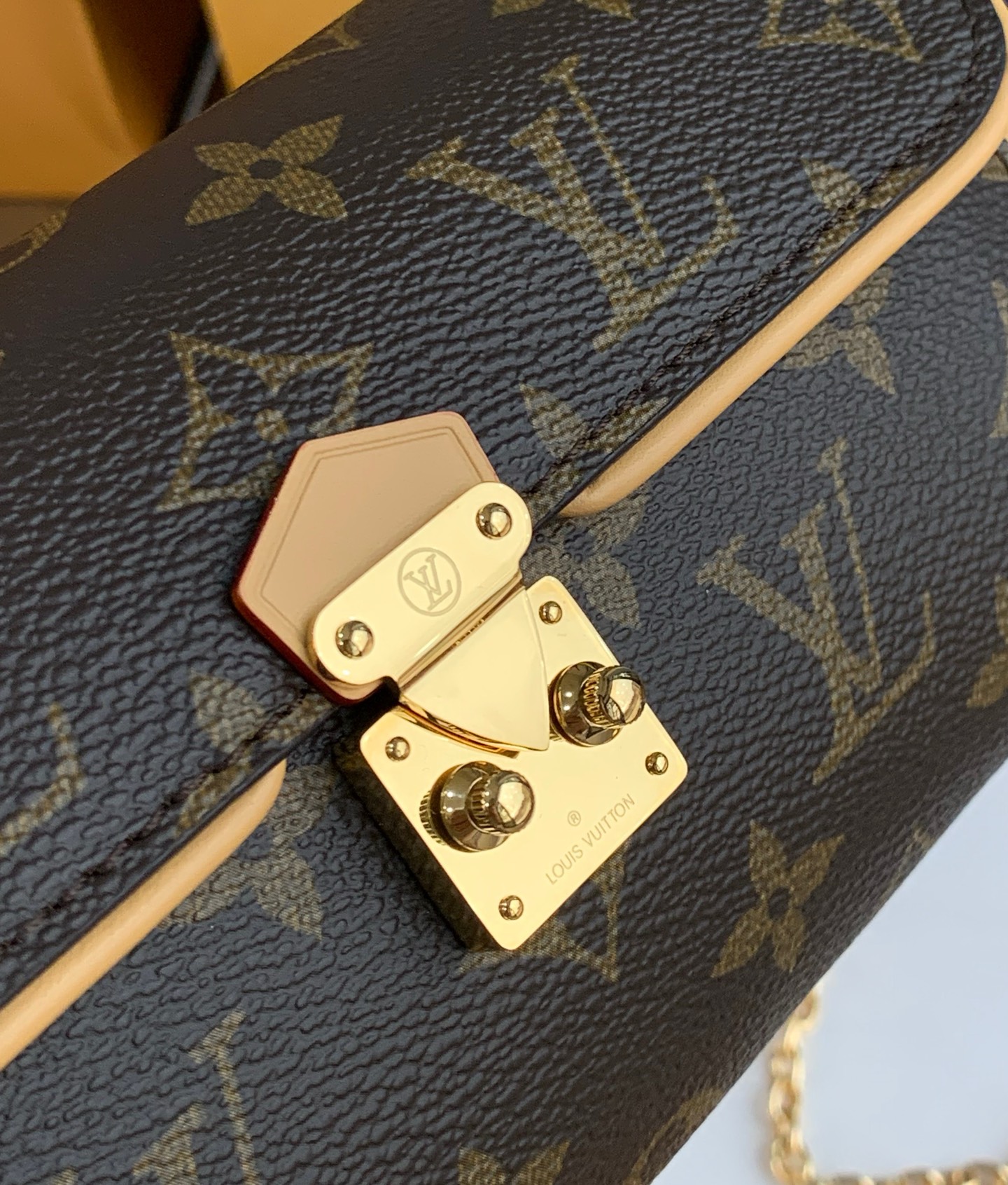 非市场普通货 进口皮料半钢五金 m13566尺寸：11 x 6 x 20.5今夏必入，LV Pochet