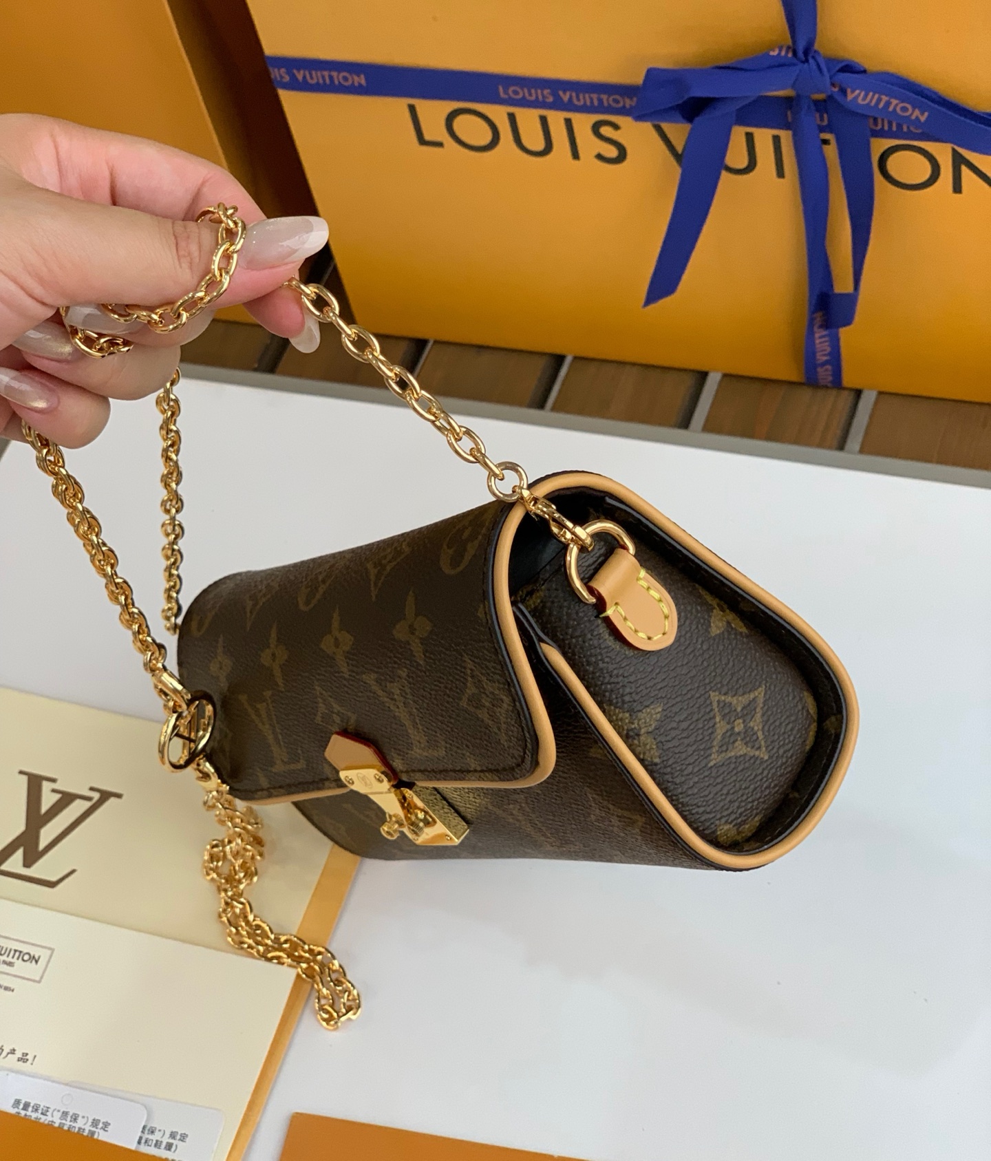 非市场普通货 进口皮料半钢五金 m13566尺寸：11 x 6 x 20.5今夏必入，LV Pochet