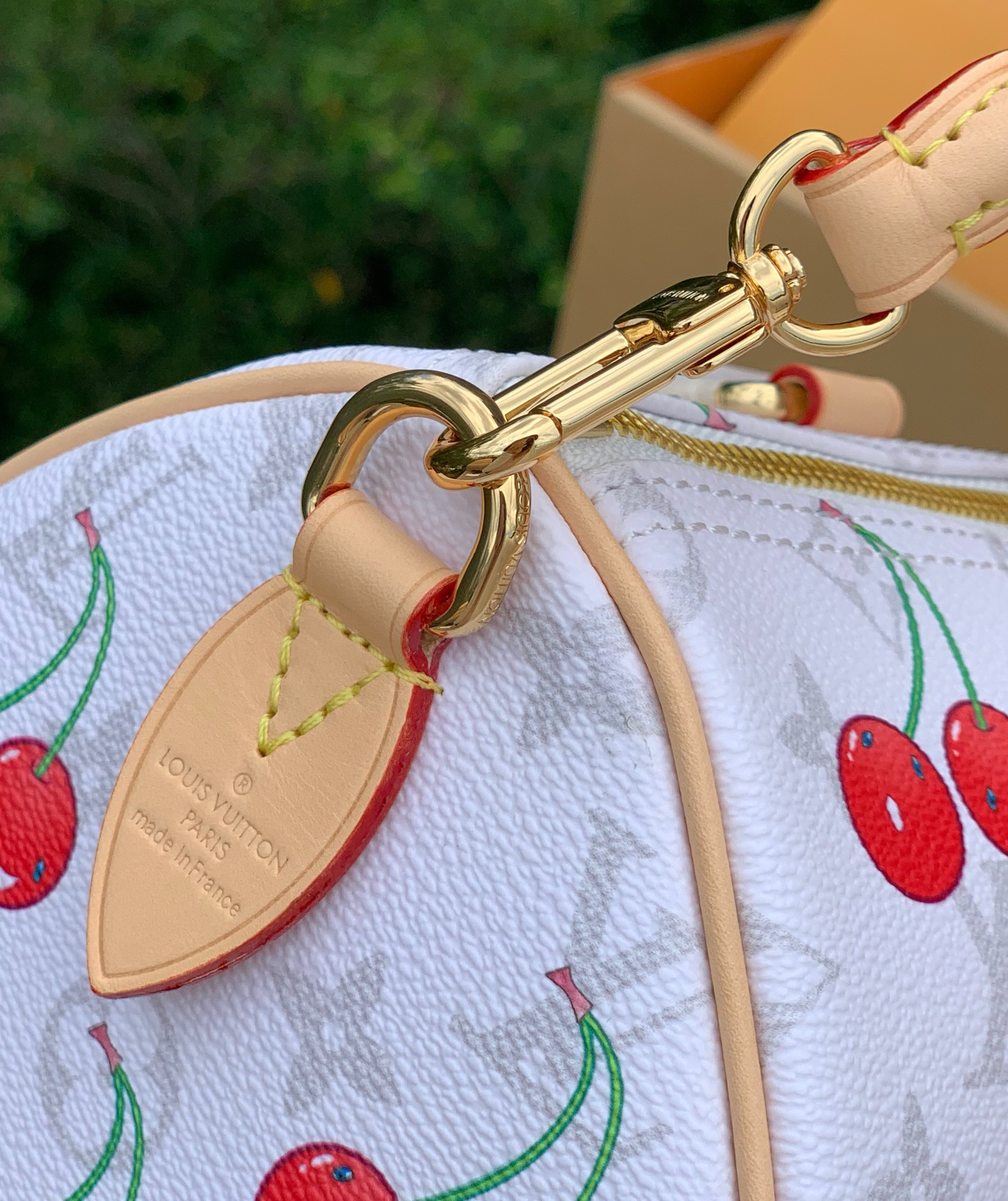 【原厂特惠】💰1180 m14238  尺寸:30×21×17cm 
LV村上系列的樱桃枕头包，为经典的Speedy 30，带来了全新的时尚视角，甜美的樱桃图案以其鲜明且欢乐的色彩，巧妙地融合于品牌标志性的Monogram涂层帆布之上，形成了独特而引人注目的视觉效果，既展现了品牌的经典底蕴，又不失现代时尚的活力。同时，天然皮革材质精心打造的Toron顶部手柄、可拆卸表带以及独家LV x TM锁头，不仅在质感上体现了极致的奢华，更在细节处彰显了品牌对品质的执着追求。无论是商务场合还是重要社交活动，这款樱桃枕头包都能成为您彰显品味与风格的不二之选。