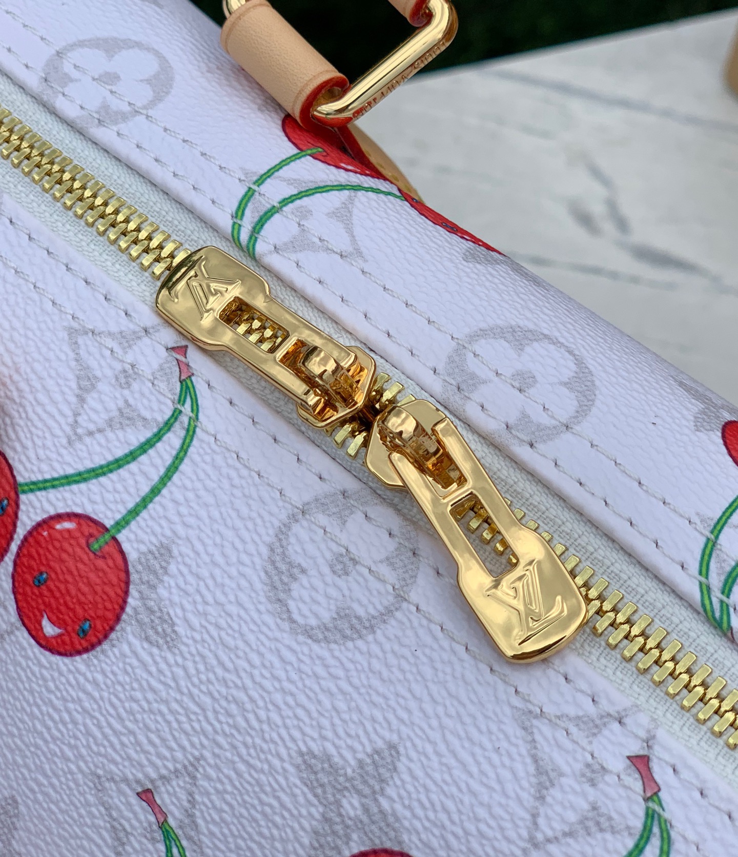 【原厂特惠】💰1180 m14238  尺寸:30×21×17cm 
LV村上系列的樱桃枕头包，为经典的Speedy 30，带来了全新的时尚视角，甜美的樱桃图案以其鲜明且欢乐的色彩，巧妙地融合于品牌标志性的Monogram涂层帆布之上，形成了独特而引人注目的视觉效果，既展现了品牌的经典底蕴，又不失现代时尚的活力。同时，天然皮革材质精心打造的Toron顶部手柄、可拆卸表带以及独家LV x TM锁头，不仅在质感上体现了极致的奢华，更在细节处彰显了品牌对品质的执着追求。无论是商务场合还是重要社交活动，这款樱桃枕头包都能成为您彰显品味与风格的不二之选。