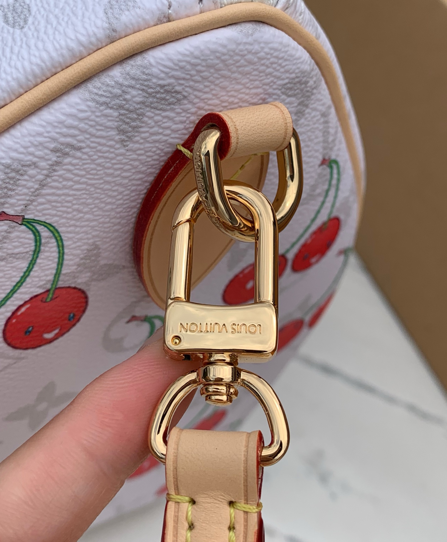 【原厂特惠】💰1180 m14238  尺寸:30×21×17cm 
LV村上系列的樱桃枕头包，为经典的Speedy 30，带来了全新的时尚视角，甜美的樱桃图案以其鲜明且欢乐的色彩，巧妙地融合于品牌标志性的Monogram涂层帆布之上，形成了独特而引人注目的视觉效果，既展现了品牌的经典底蕴，又不失现代时尚的活力。同时，天然皮革材质精心打造的Toron顶部手柄、可拆卸表带以及独家LV x TM锁头，不仅在质感上体现了极致的奢华，更在细节处彰显了品牌对品质的执着追求。无论是商务场合还是重要社交活动，这款樱桃枕头包都能成为您彰显品味与风格的不二之选。