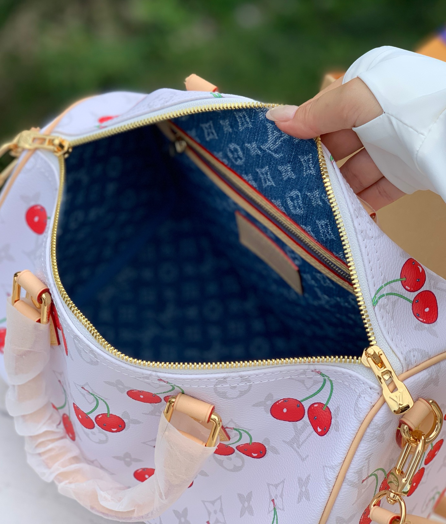 【原厂特惠】💰1180 m14238  尺寸:30×21×17cm 
LV村上系列的樱桃枕头包，为经典的Speedy 30，带来了全新的时尚视角，甜美的樱桃图案以其鲜明且欢乐的色彩，巧妙地融合于品牌标志性的Monogram涂层帆布之上，形成了独特而引人注目的视觉效果，既展现了品牌的经典底蕴，又不失现代时尚的活力。同时，天然皮革材质精心打造的Toron顶部手柄、可拆卸表带以及独家LV x TM锁头，不仅在质感上体现了极致的奢华，更在细节处彰显了品牌对品质的执着追求。无论是商务场合还是重要社交活动，这款樱桃枕头包都能成为您彰显品味与风格的不二之选。