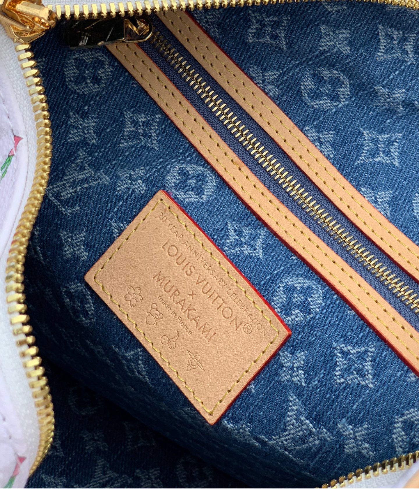 【原厂特惠】💰1180 m14238  尺寸:30×21×17cm 
LV村上系列的樱桃枕头包，为经典的Speedy 30，带来了全新的时尚视角，甜美的樱桃图案以其鲜明且欢乐的色彩，巧妙地融合于品牌标志性的Monogram涂层帆布之上，形成了独特而引人注目的视觉效果，既展现了品牌的经典底蕴，又不失现代时尚的活力。同时，天然皮革材质精心打造的Toron顶部手柄、可拆卸表带以及独家LV x TM锁头，不仅在质感上体现了极致的奢华，更在细节处彰显了品牌对品质的执着追求。无论是商务场合还是重要社交活动，这款樱桃枕头包都能成为您彰显品味与风格的不二之选。