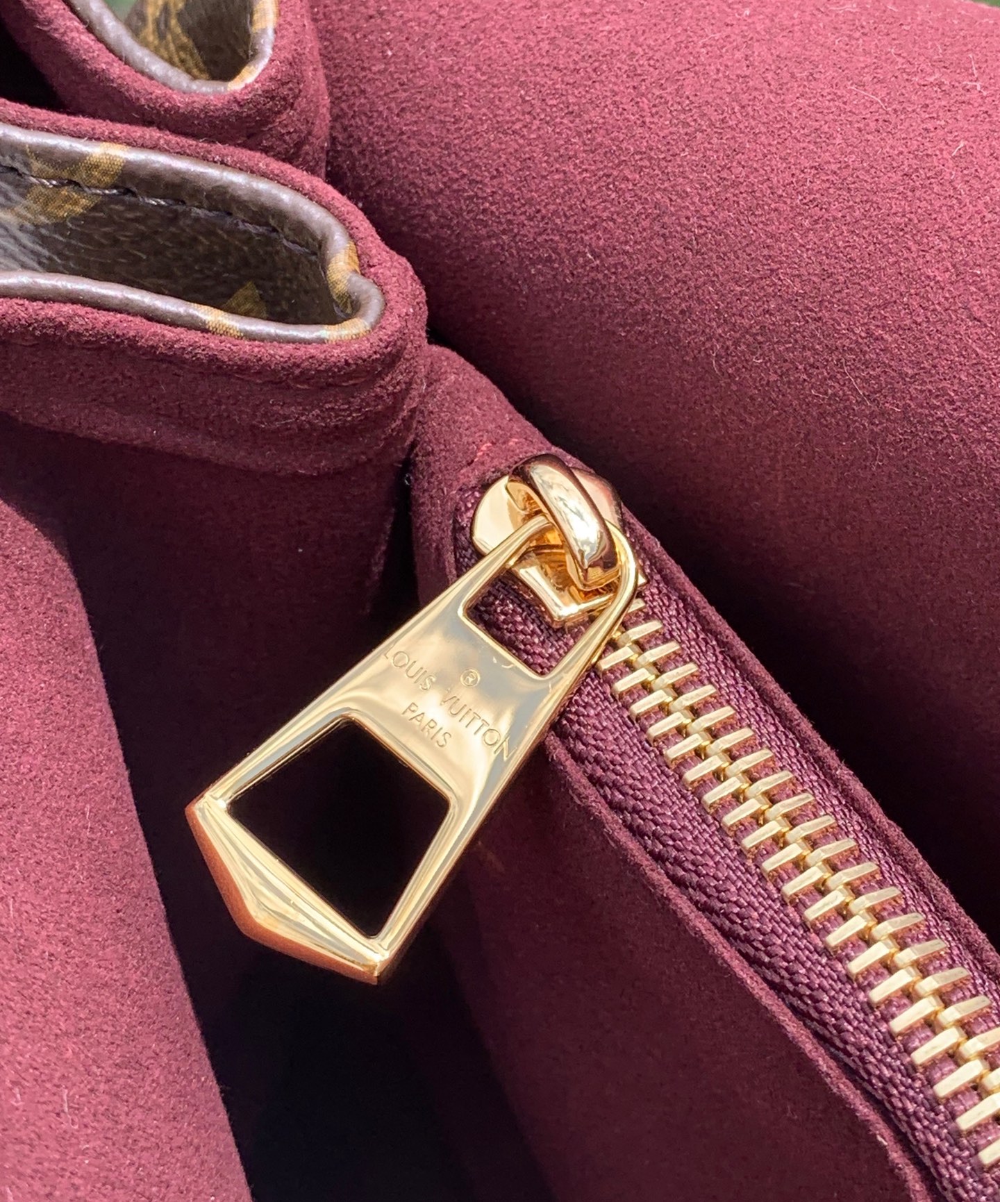 【原厂特惠】💰1060 m14473  尺寸:36×26×18cm
2025新款Lv锁头牛角包【HIDE AWAY中号芯片版】Monogram涂层帆布材质，经典耐用。还有那个金属挂锁和Toron手柄，满满的复古感，瞬间带你穿越回1930年代的时尚派对，超级有范儿。最绝的是它的隐藏式内隔层，设计太贴心啦，放个钱包、手机啥的贵重物品，安全感十足。有了它，时尚与实用统统拿捏，还等什么，赶紧入手吧！