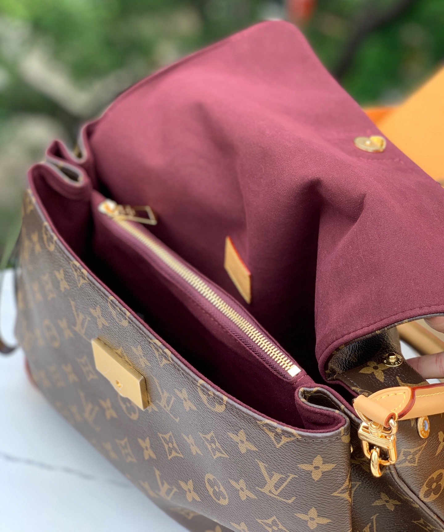 【原厂特惠】💰1060 m14473  尺寸:36×26×18cm
2025新款Lv锁头牛角包【HIDE AWAY中号芯片版】Monogram涂层帆布材质，经典耐用。还有那个金属挂锁和Toron手柄，满满的复古感，瞬间带你穿越回1930年代的时尚派对，超级有范儿。最绝的是它的隐藏式内隔层，设计太贴心啦，放个钱包、手机啥的贵重物品，安全感十足。有了它，时尚与实用统统拿捏，还等什么，赶紧入手吧！