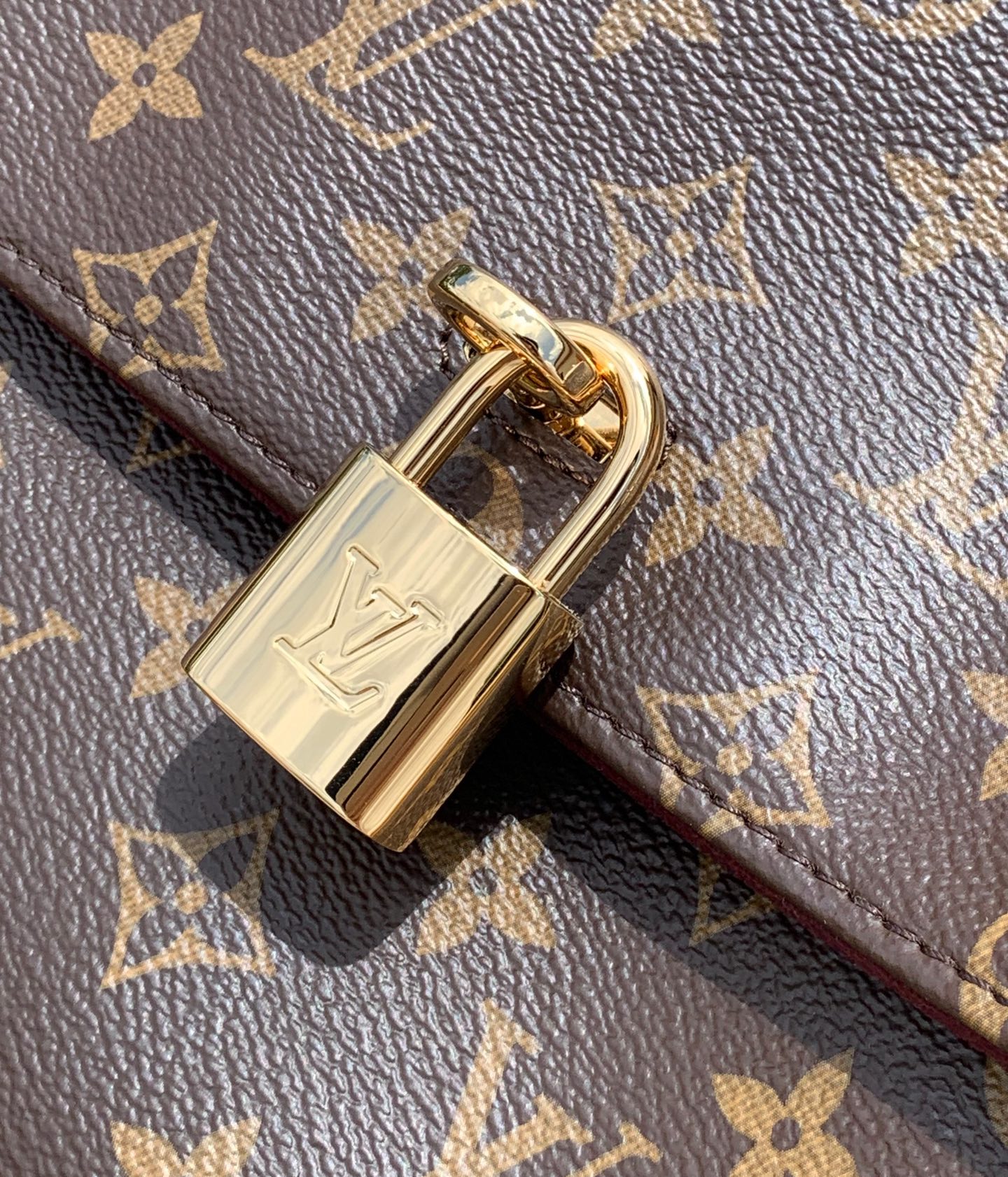 【原厂特惠】💰1060 m14473  尺寸:36×26×18cm
2025新款Lv锁头牛角包【HIDE AWAY中号芯片版】Monogram涂层帆布材质，经典耐用。还有那个金属挂锁和Toron手柄，满满的复古感，瞬间带你穿越回1930年代的时尚派对，超级有范儿。最绝的是它的隐藏式内隔层，设计太贴心啦，放个钱包、手机啥的贵重物品，安全感十足。有了它，时尚与实用统统拿捏，还等什么，赶紧入手吧！