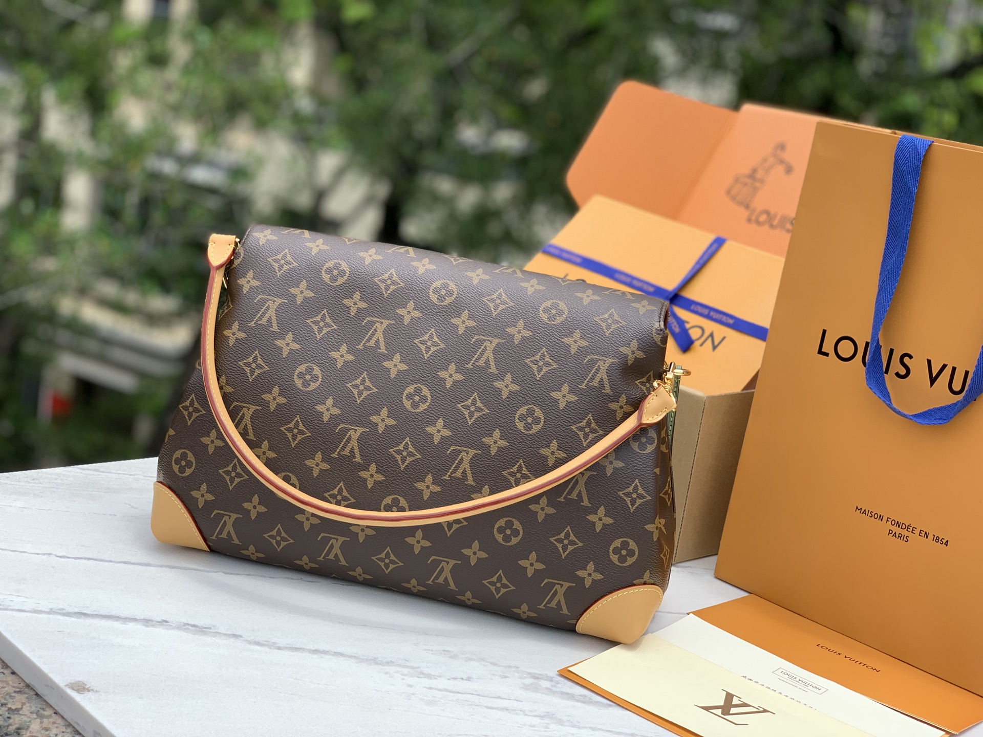 【原厂特惠】💰1060 m14473  尺寸:36×26×18cm
2025新款Lv锁头牛角包【HIDE AWAY中号芯片版】Monogram涂层帆布材质，经典耐用。还有那个金属挂锁和Toron手柄，满满的复古感，瞬间带你穿越回1930年代的时尚派对，超级有范儿。最绝的是它的隐藏式内隔层，设计太贴心啦，放个钱包、手机啥的贵重物品，安全感十足。有了它，时尚与实用统统拿捏，还等什么，赶紧入手吧！