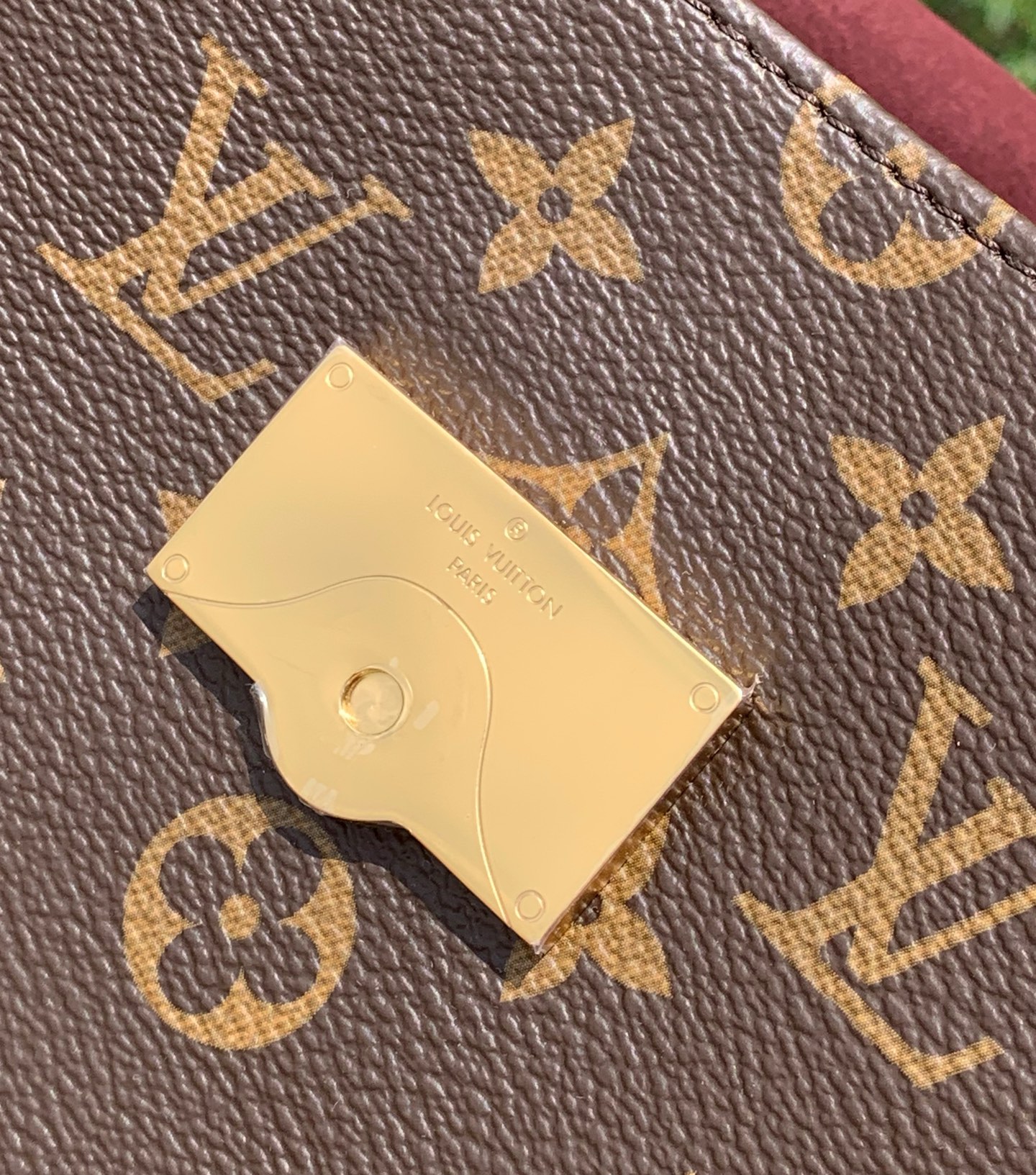 【原厂特惠】💰1060 m14473  尺寸:36×26×18cm
2025新款Lv锁头牛角包【HIDE AWAY中号芯片版】Monogram涂层帆布材质，经典耐用。还有那个金属挂锁和Toron手柄，满满的复古感，瞬间带你穿越回1930年代的时尚派对，超级有范儿。最绝的是它的隐藏式内隔层，设计太贴心啦，放个钱包、手机啥的贵重物品，安全感十足。有了它，时尚与实用统统拿捏，还等什么，赶紧入手吧！