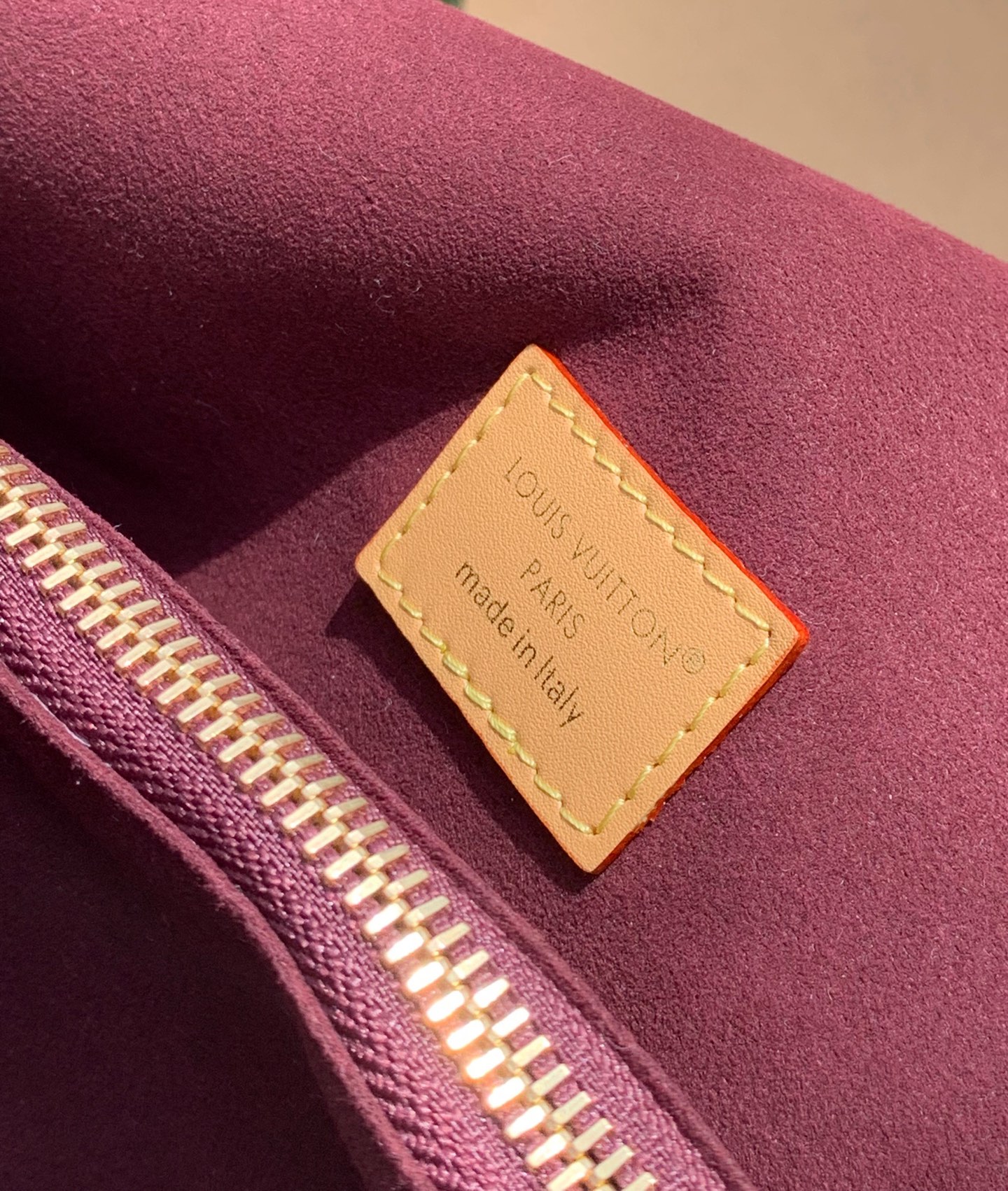 【原厂特惠】💰1060 m14473  尺寸:36×26×18cm
2025新款Lv锁头牛角包【HIDE AWAY中号芯片版】Monogram涂层帆布材质，经典耐用。还有那个金属挂锁和Toron手柄，满满的复古感，瞬间带你穿越回1930年代的时尚派对，超级有范儿。最绝的是它的隐藏式内隔层，设计太贴心啦，放个钱包、手机啥的贵重物品，安全感十足。有了它，时尚与实用统统拿捏，还等什么，赶紧入手吧！