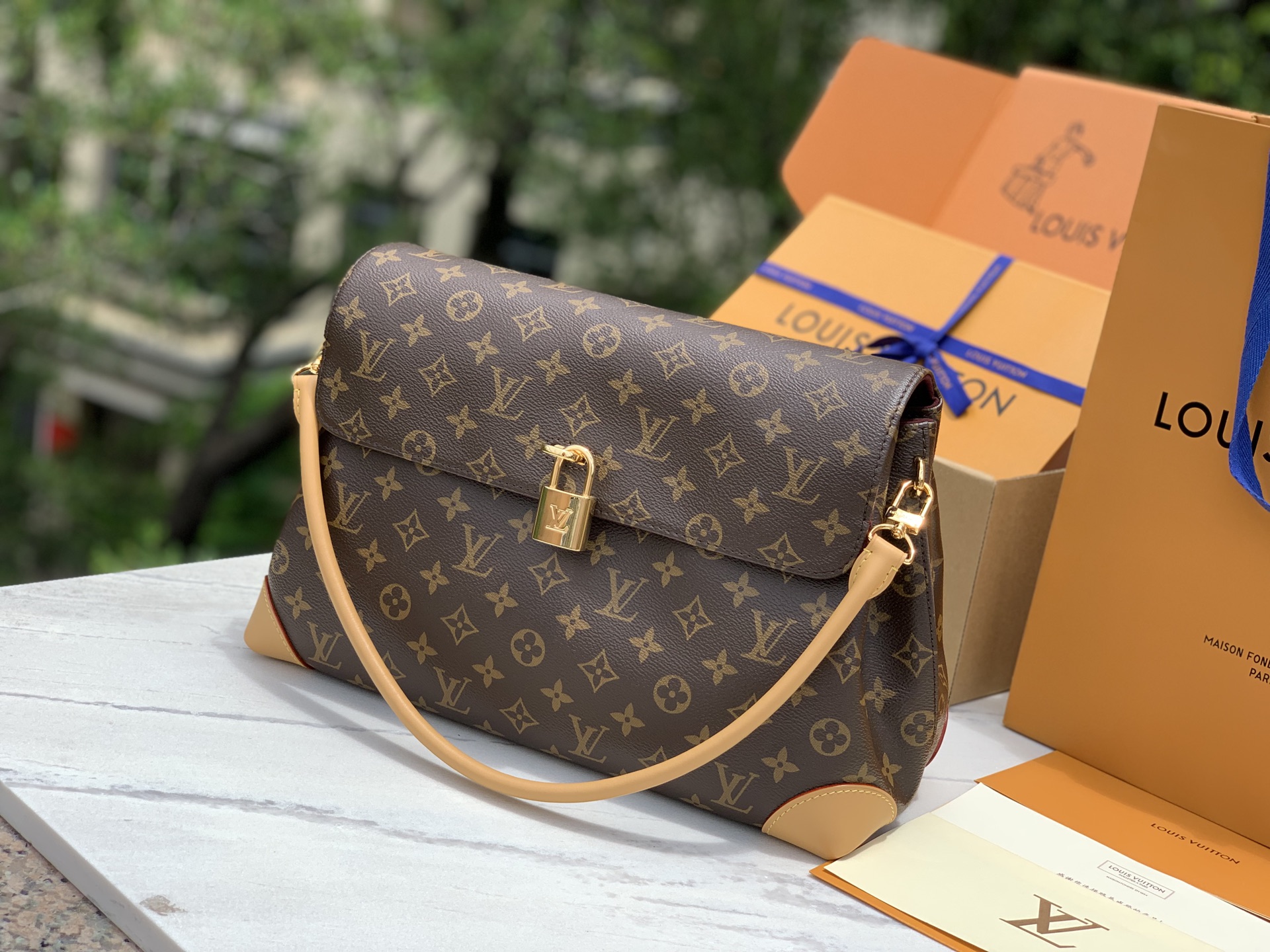 【原厂特惠】💰1060 m14473  尺寸:36×26×18cm
2025新款Lv锁头牛角包【HIDE AWAY中号芯片版】Monogram涂层帆布材质，经典耐用。还有那个金属挂锁和Toron手柄，满满的复古感，瞬间带你穿越回1930年代的时尚派对，超级有范儿。最绝的是它的隐藏式内隔层，设计太贴心啦，放个钱包、手机啥的贵重物品，安全感十足。有了它，时尚与实用统统拿捏，还等什么，赶紧入手吧！