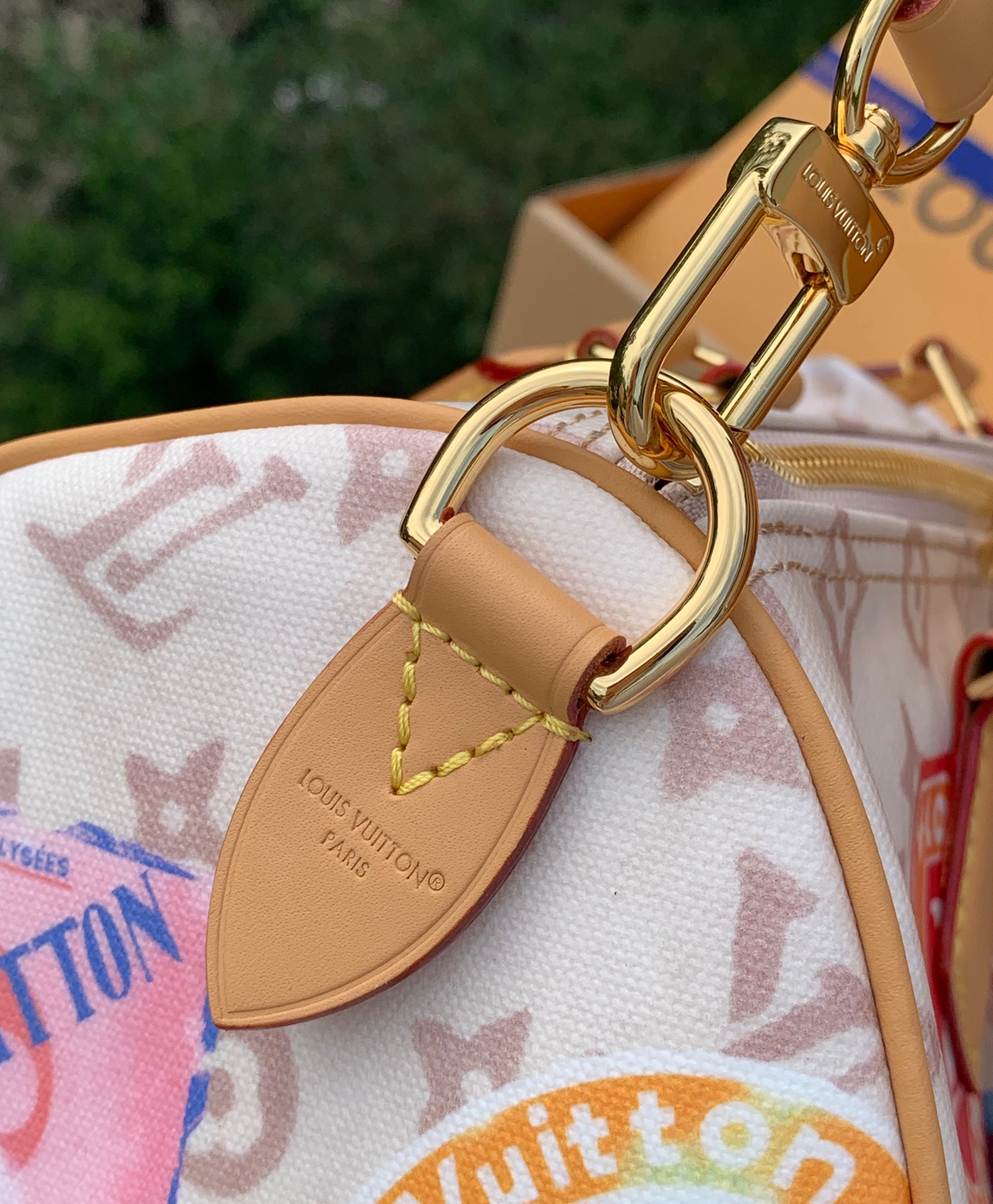 【原厂特惠】💰1100 m14587  尺寸：21×17×30cm
LV新款Speedy Soft 30枕头包，宛如时光使者，以复古笔触精心勾勒Monogram Dune元素，将经典韵味与现代时尚完美融合。飞机造型装饰灵动俏皮，拼贴效果标签充满艺术感，每一处细节都饱含着对经典设计的敬意。它的长款手柄设计极为贴心，肩背轻松舒适，日常出行时，其容量恰到好处，放置各类物品都妥妥当当，轻松满足你的生活所需！