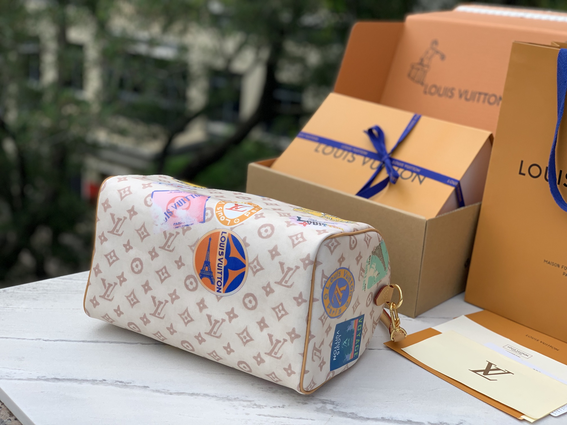 【原厂特惠】💰1100 m14587  尺寸：21×17×30cm
LV新款Speedy Soft 30枕头包，宛如时光使者，以复古笔触精心勾勒Monogram Dune元素，将经典韵味与现代时尚完美融合。飞机造型装饰灵动俏皮，拼贴效果标签充满艺术感，每一处细节都饱含着对经典设计的敬意。它的长款手柄设计极为贴心，肩背轻松舒适，日常出行时，其容量恰到好处，放置各类物品都妥妥当当，轻松满足你的生活所需！