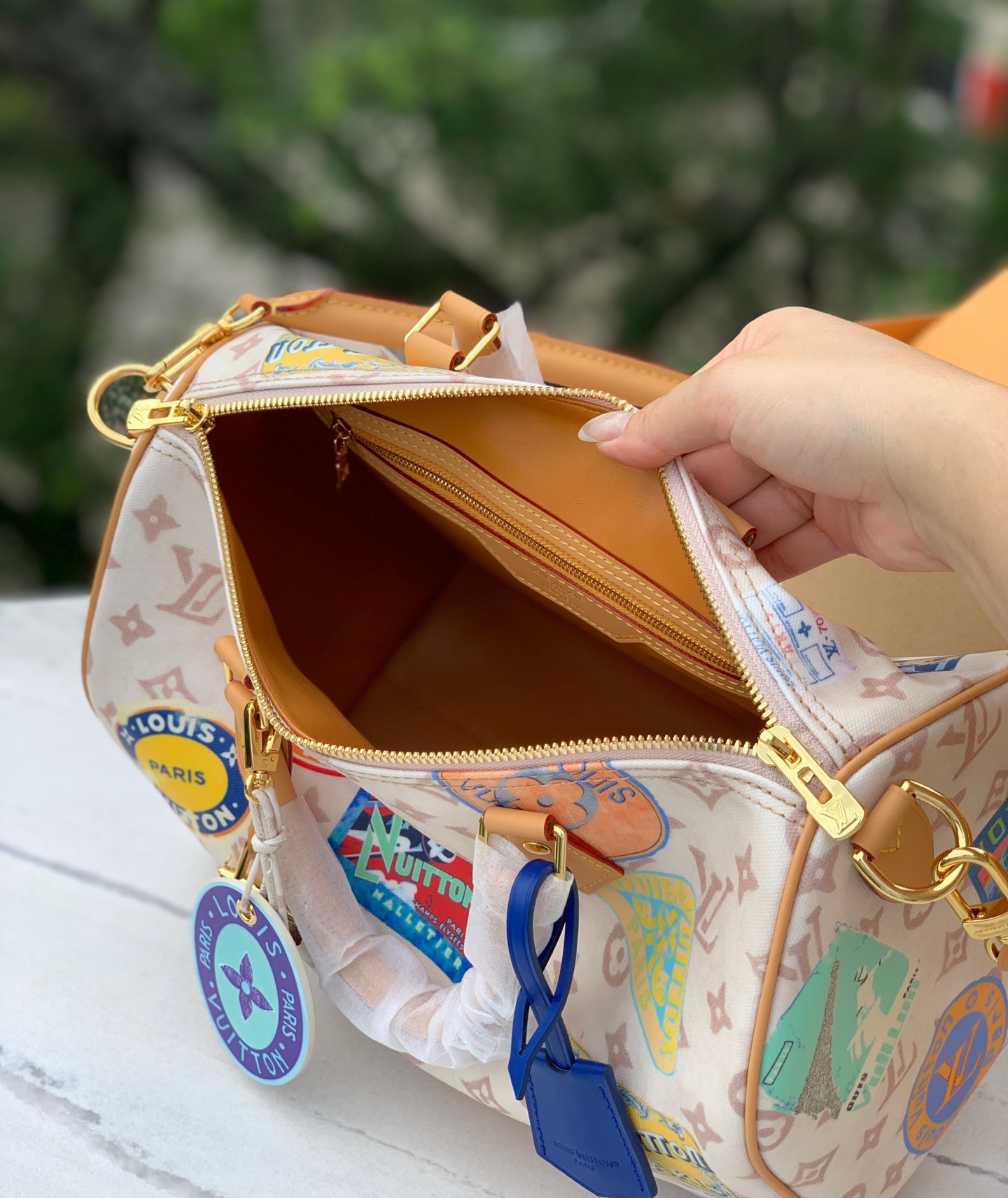 【原厂特惠】💰1100 m14587  尺寸：21×17×30cm
LV新款Speedy Soft 30枕头包，宛如时光使者，以复古笔触精心勾勒Monogram Dune元素，将经典韵味与现代时尚完美融合。飞机造型装饰灵动俏皮，拼贴效果标签充满艺术感，每一处细节都饱含着对经典设计的敬意。它的长款手柄设计极为贴心，肩背轻松舒适，日常出行时，其容量恰到好处，放置各类物品都妥妥当当，轻松满足你的生活所需！