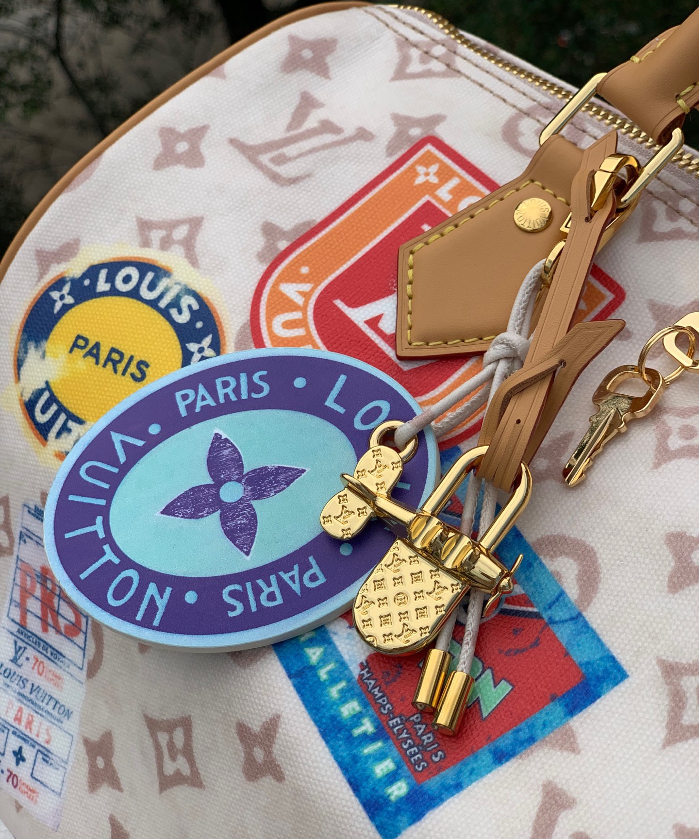 【原厂特惠】💰1100 m14587  尺寸：21×17×30cm
LV新款Speedy Soft 30枕头包，宛如时光使者，以复古笔触精心勾勒Monogram Dune元素，将经典韵味与现代时尚完美融合。飞机造型装饰灵动俏皮，拼贴效果标签充满艺术感，每一处细节都饱含着对经典设计的敬意。它的长款手柄设计极为贴心，肩背轻松舒适，日常出行时，其容量恰到好处，放置各类物品都妥妥当当，轻松满足你的生活所需！