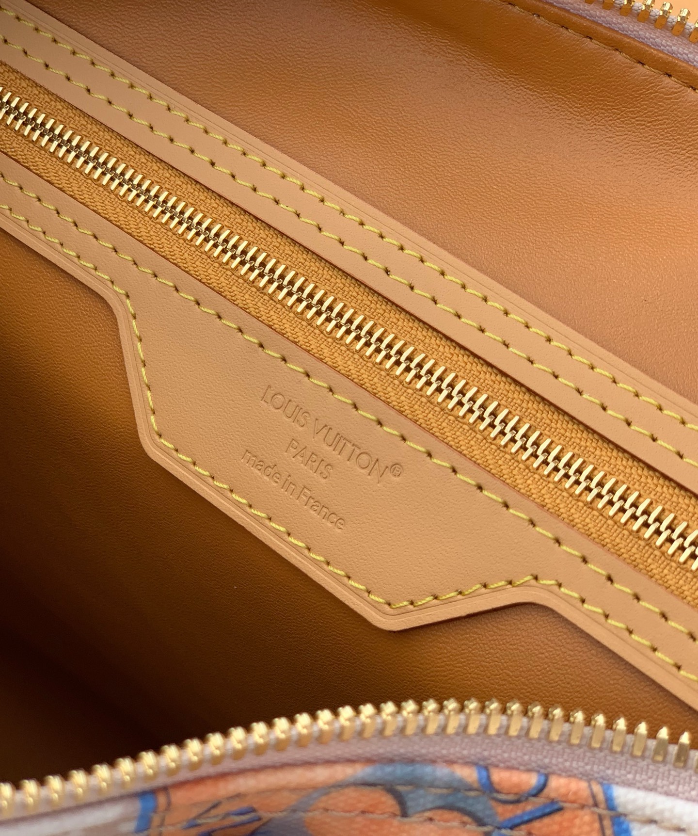 【原厂特惠】💰1100 m14587  尺寸：21×17×30cm
LV新款Speedy Soft 30枕头包，宛如时光使者，以复古笔触精心勾勒Monogram Dune元素，将经典韵味与现代时尚完美融合。飞机造型装饰灵动俏皮，拼贴效果标签充满艺术感，每一处细节都饱含着对经典设计的敬意。它的长款手柄设计极为贴心，肩背轻松舒适，日常出行时，其容量恰到好处，放置各类物品都妥妥当当，轻松满足你的生活所需！