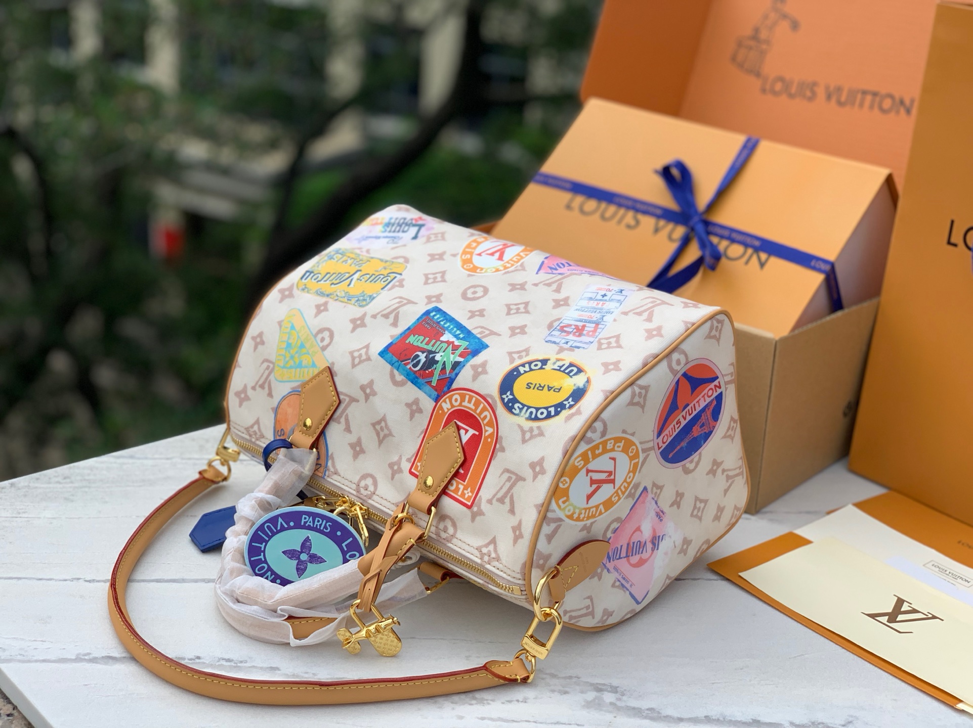 【原厂特惠】💰1100 m14587  尺寸：21×17×30cm
LV新款Speedy Soft 30枕头包，宛如时光使者，以复古笔触精心勾勒Monogram Dune元素，将经典韵味与现代时尚完美融合。飞机造型装饰灵动俏皮，拼贴效果标签充满艺术感，每一处细节都饱含着对经典设计的敬意。它的长款手柄设计极为贴心，肩背轻松舒适，日常出行时，其容量恰到好处，放置各类物品都妥妥当当，轻松满足你的生活所需！