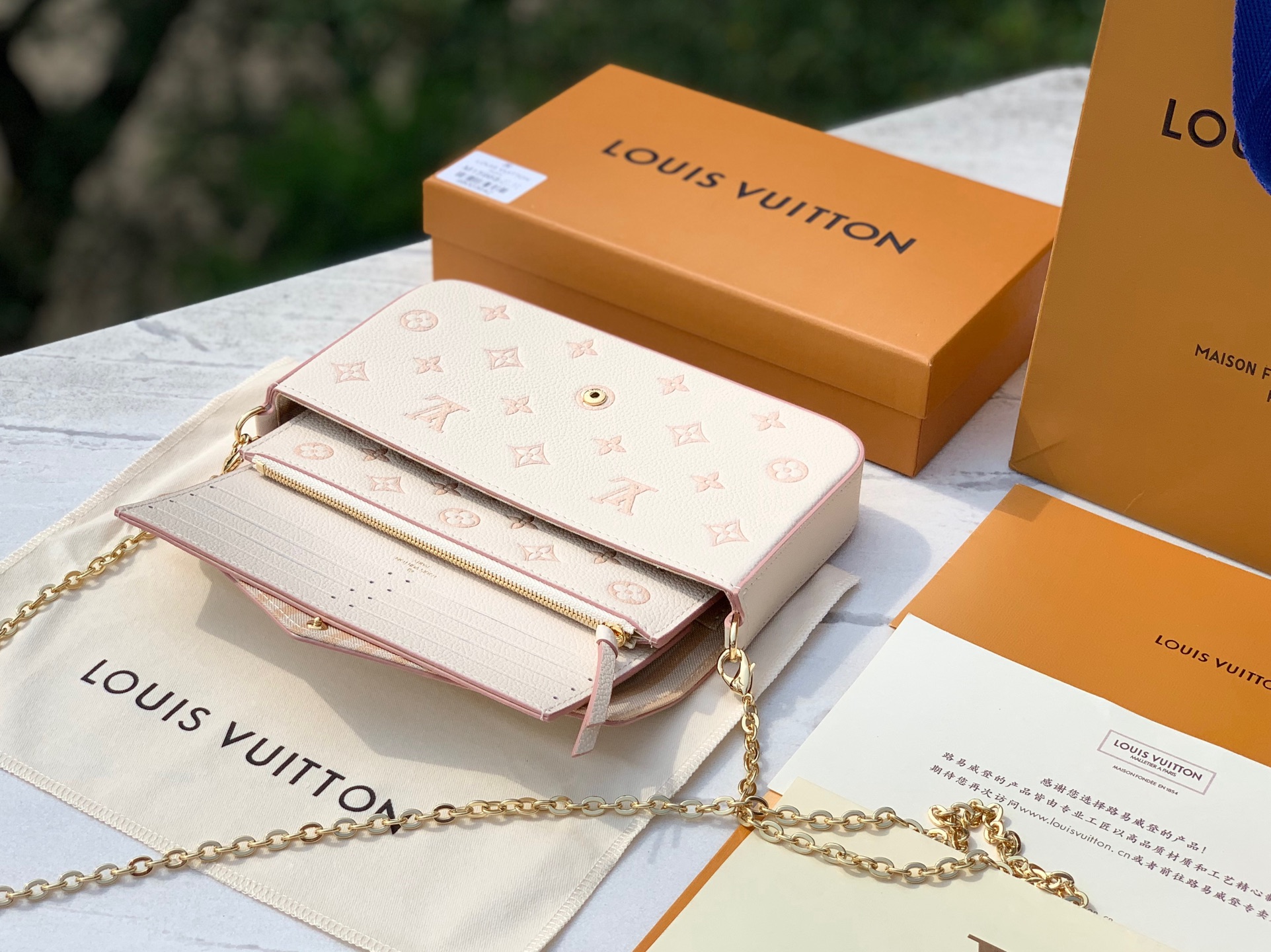 🌼 m14968尺寸：24×11×2cmLV新款POCHETTE FELICIE全皮三合一，牛奶草莓限定