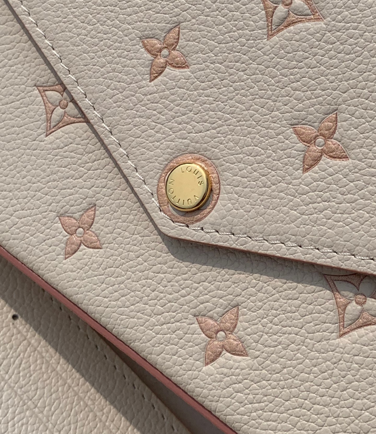 🌼 m14968尺寸：24×11×2cmLV新款POCHETTE FELICIE全皮三合一，牛奶草莓限定