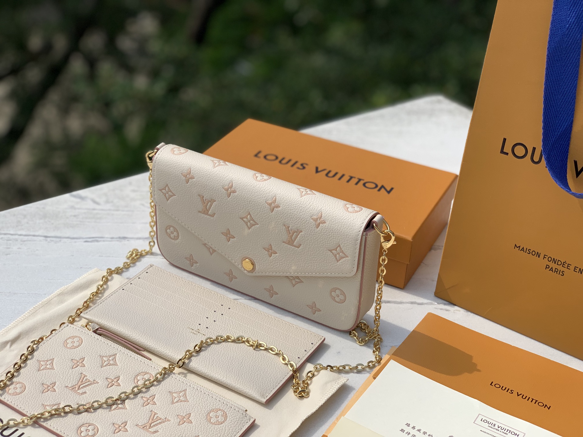 🌼 m14968尺寸：24×11×2cmLV新款POCHETTE FELICIE全皮三合一，牛奶草莓限定