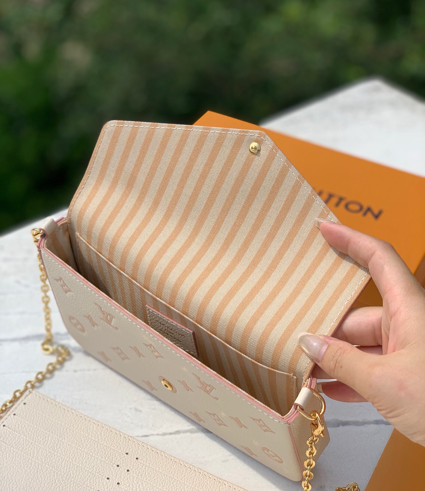 🌼 m14968尺寸：24×11×2cmLV新款POCHETTE FELICIE全皮三合一，牛奶草莓限定