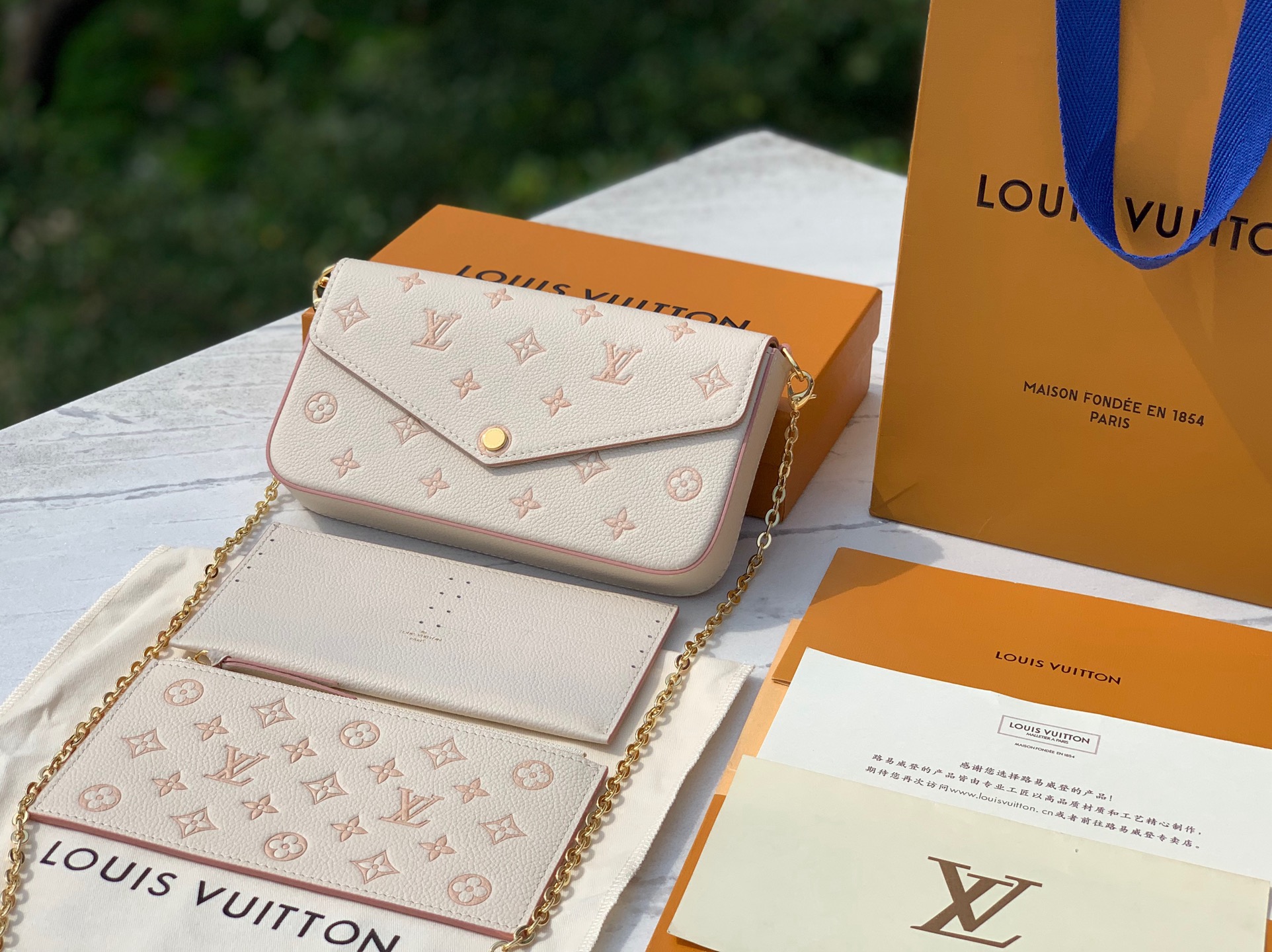 🌼 m14968尺寸：24×11×2cmLV新款POCHETTE FELICIE全皮三合一，牛奶草莓限定