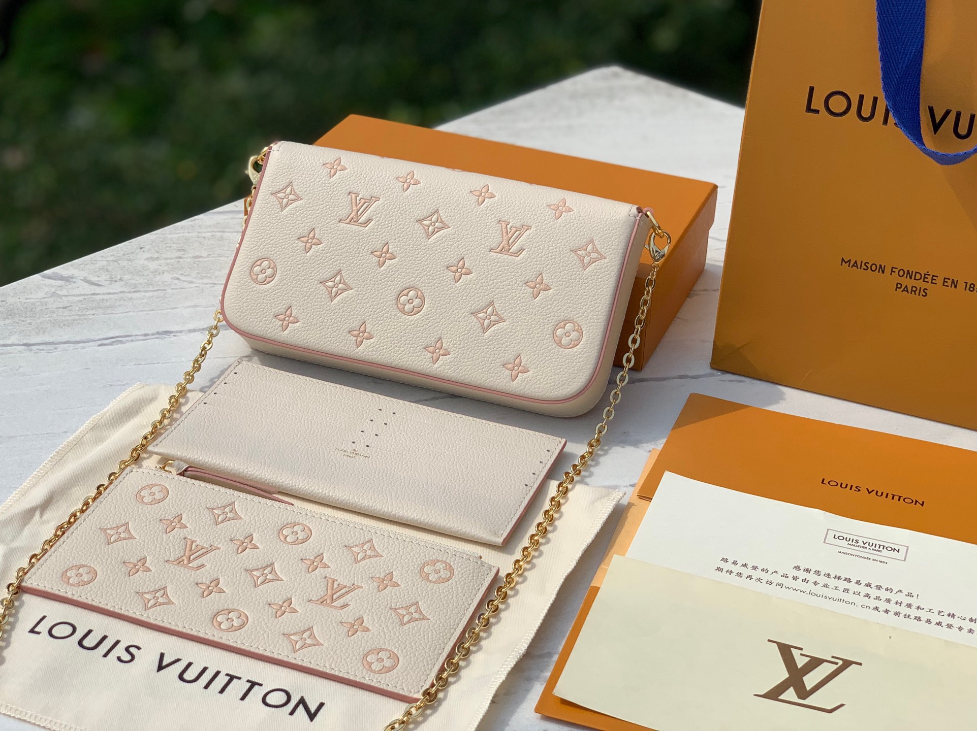 🌼 m14968尺寸：24×11×2cmLV新款POCHETTE FELICIE全皮三合一，牛奶草莓限定