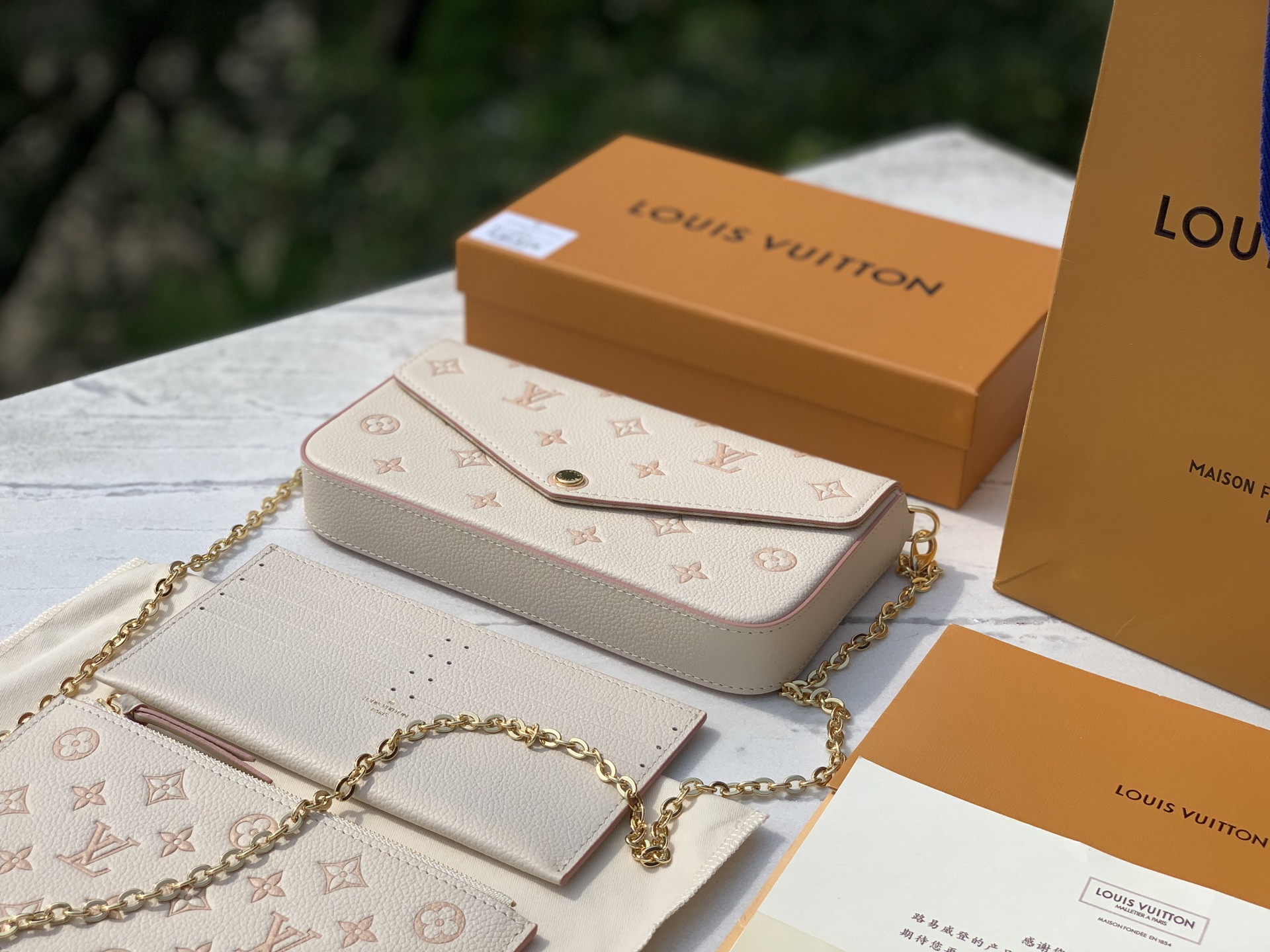 🌼 m14968尺寸：24×11×2cmLV新款POCHETTE FELICIE全皮三合一，牛奶草莓限定