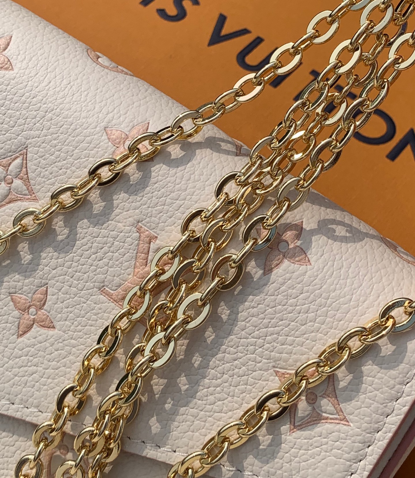 🌼 m14968尺寸：24×11×2cmLV新款POCHETTE FELICIE全皮三合一，牛奶草莓限定