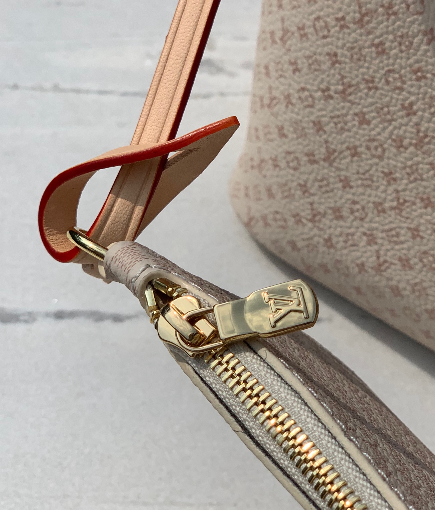 非市场普通货 进口皮料半钢五金 m15130尺寸：16 x 18 x 12 cmLV新款 All In 