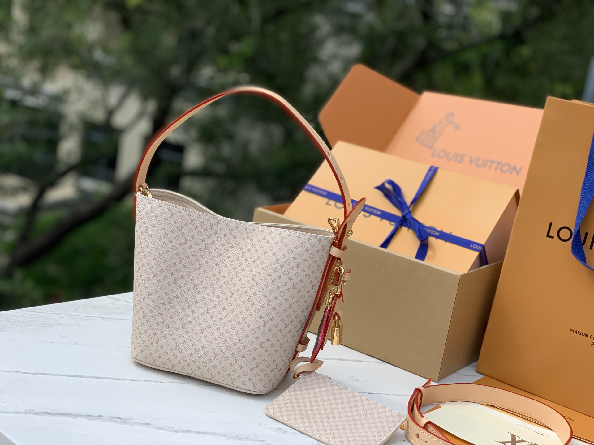 非市场普通货 进口皮料半钢五金 m15130尺寸：16 x 18 x 12 cmLV新款 All In 