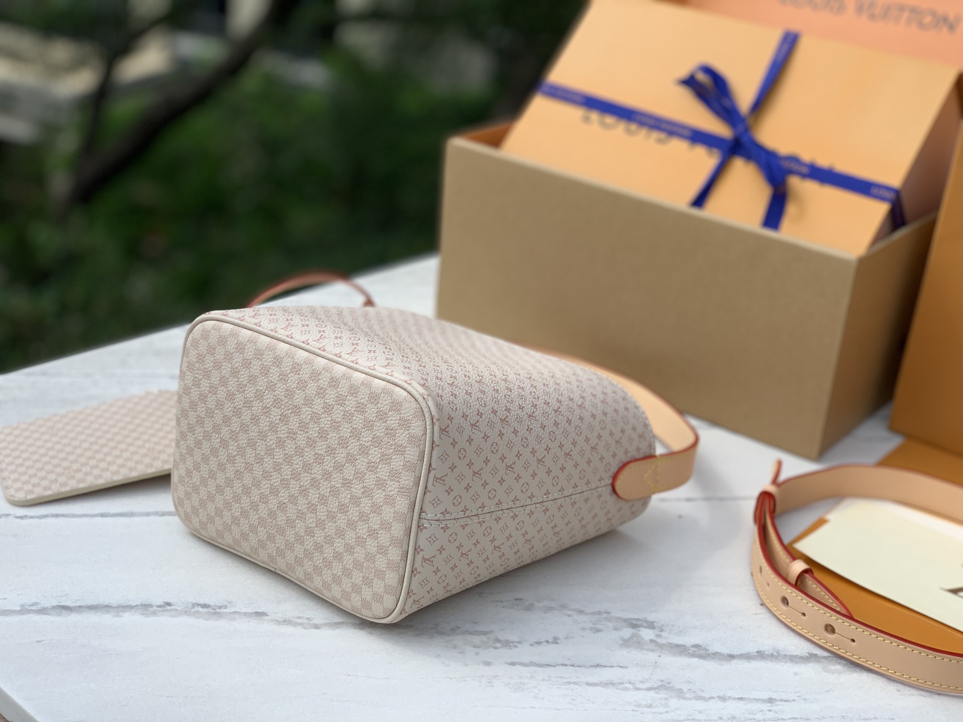 非市场普通货 进口皮料半钢五金 m15130尺寸：16 x 18 x 12 cmLV新款 All In 