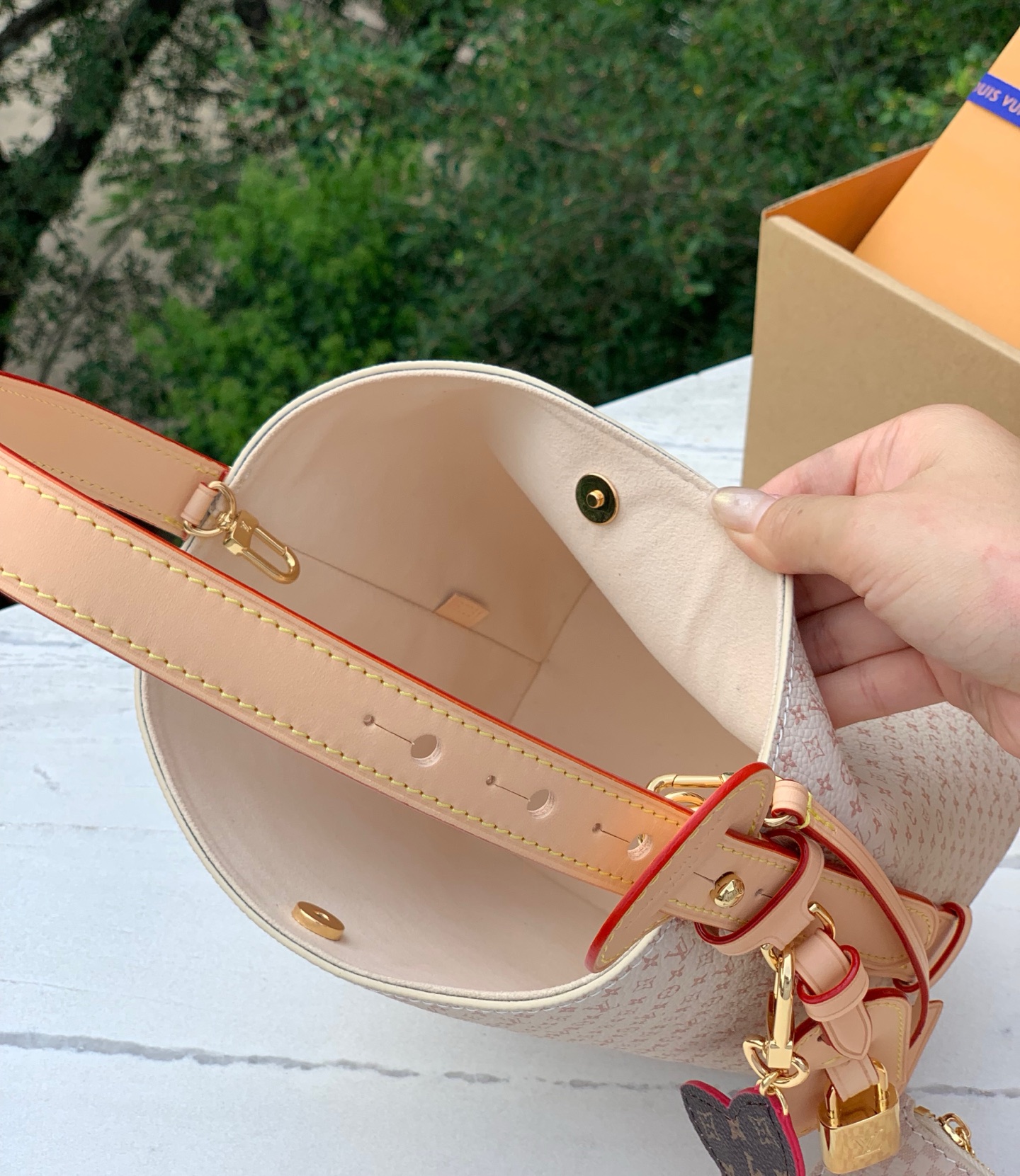 非市场普通货 进口皮料半钢五金 m15130尺寸：16 x 18 x 12 cmLV新款 All In 