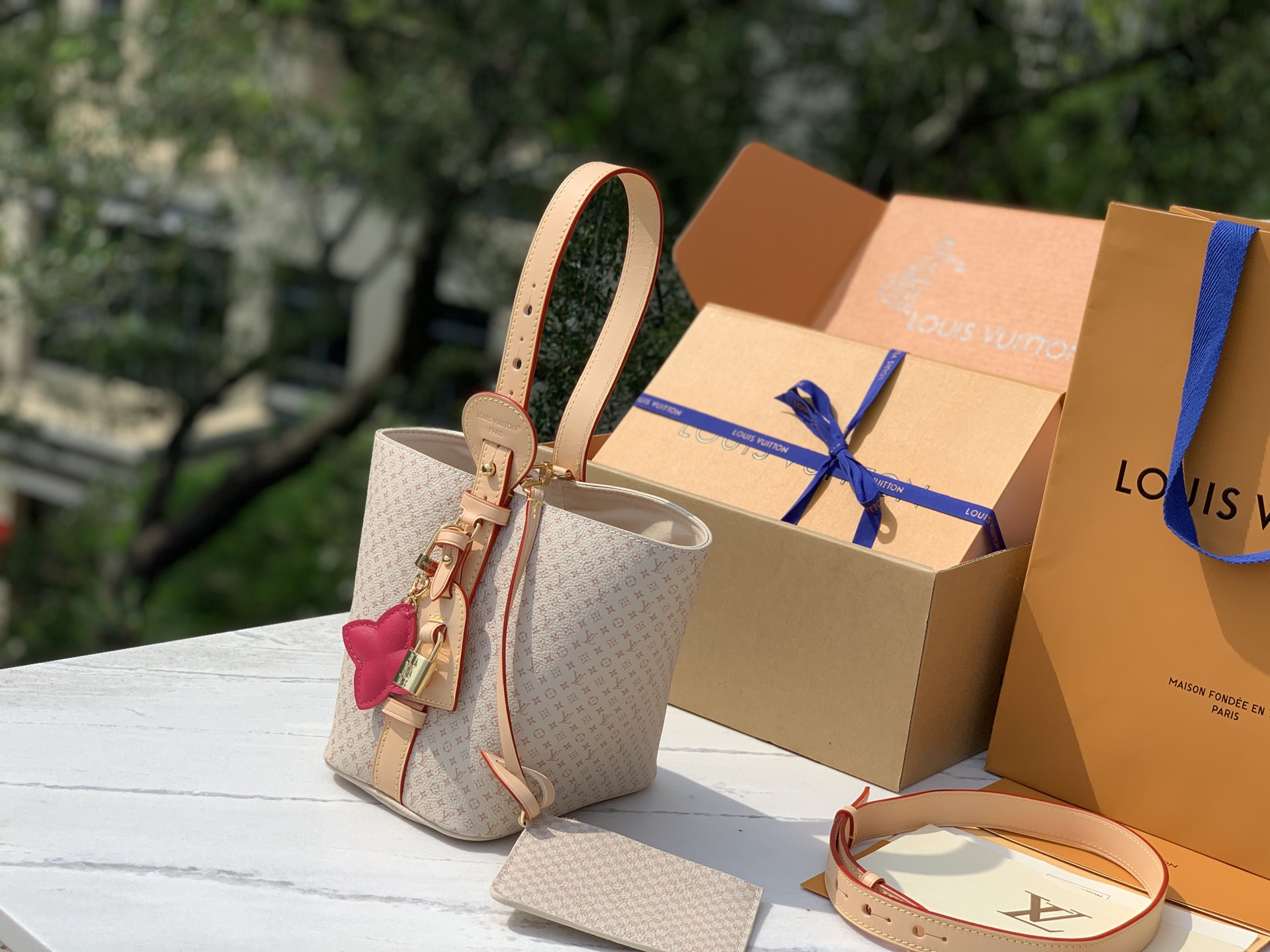 非市场普通货 进口皮料半钢五金 m15130尺寸：16 x 18 x 12 cmLV新款 All In 