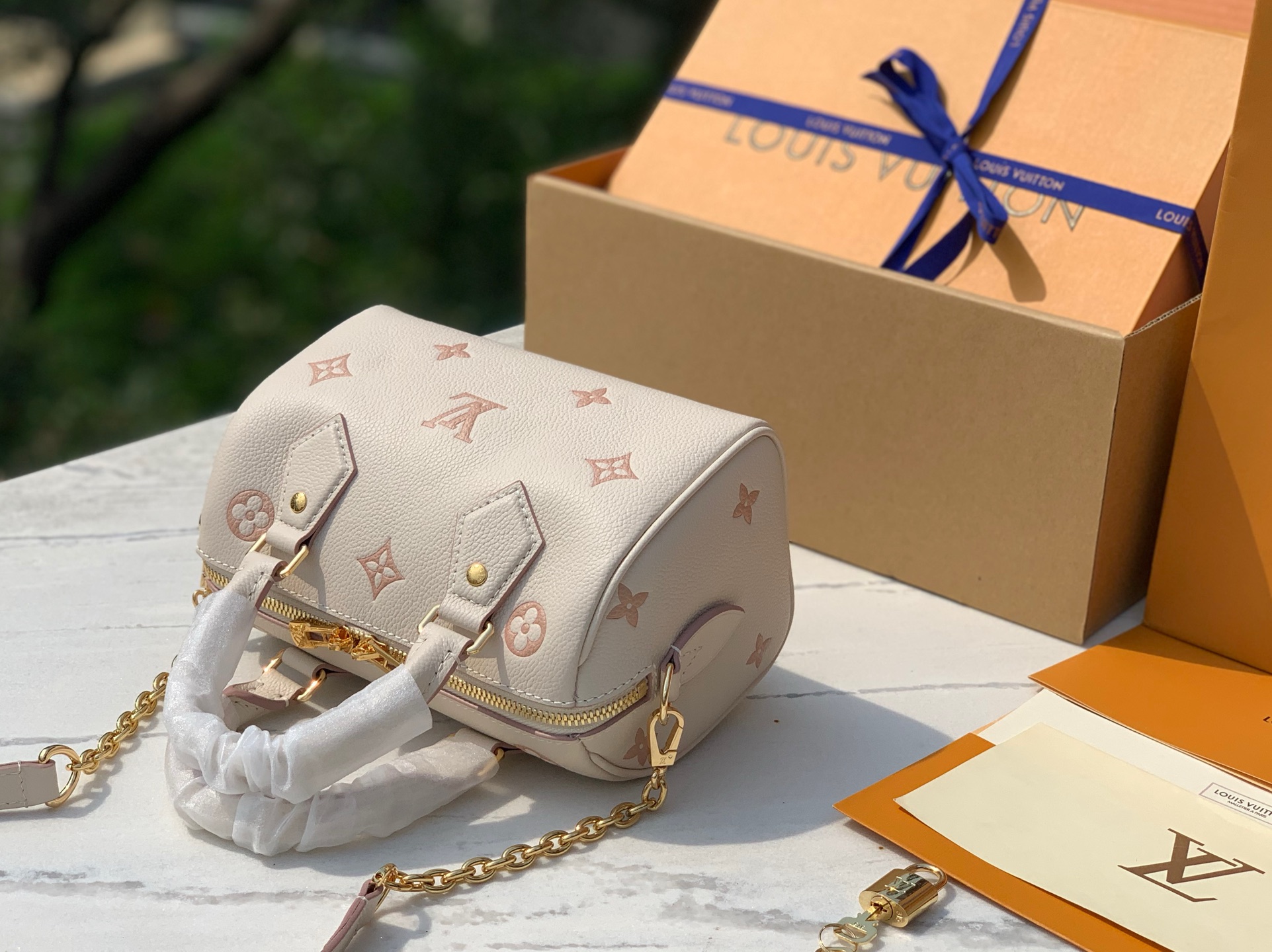 非市场普通货 进口皮料半钢五金 m14291尺寸：13.5 x 12 x 20.5LV新款奶油丝印Spe