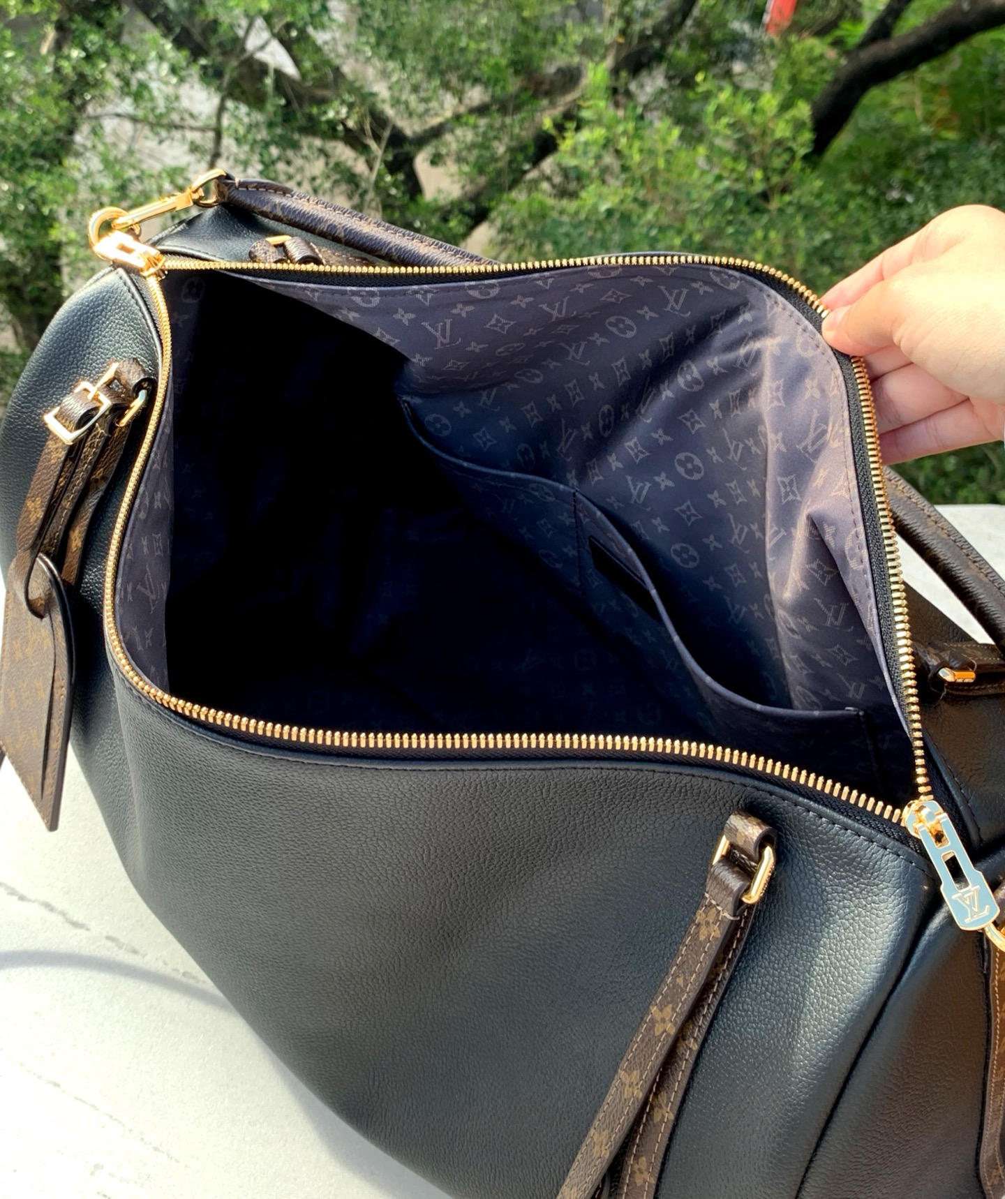 【原厂特惠】 💰1330  m26037
尺寸：20 × 27 × 45cm
LV Express Travel 大号旅行袋，渠道出品 |以经典 Keepall，注入温婉气质！包身采用细粒面牛皮革，搭配 Monogram 帆布元素，兼顾质感与辨识度。
包身柔软，内部空间充足，能轻松容纳出行所需物品。配有可调节手柄和可拆卸的辊压皮革手柄，可根据需求灵活选择背携方式。
