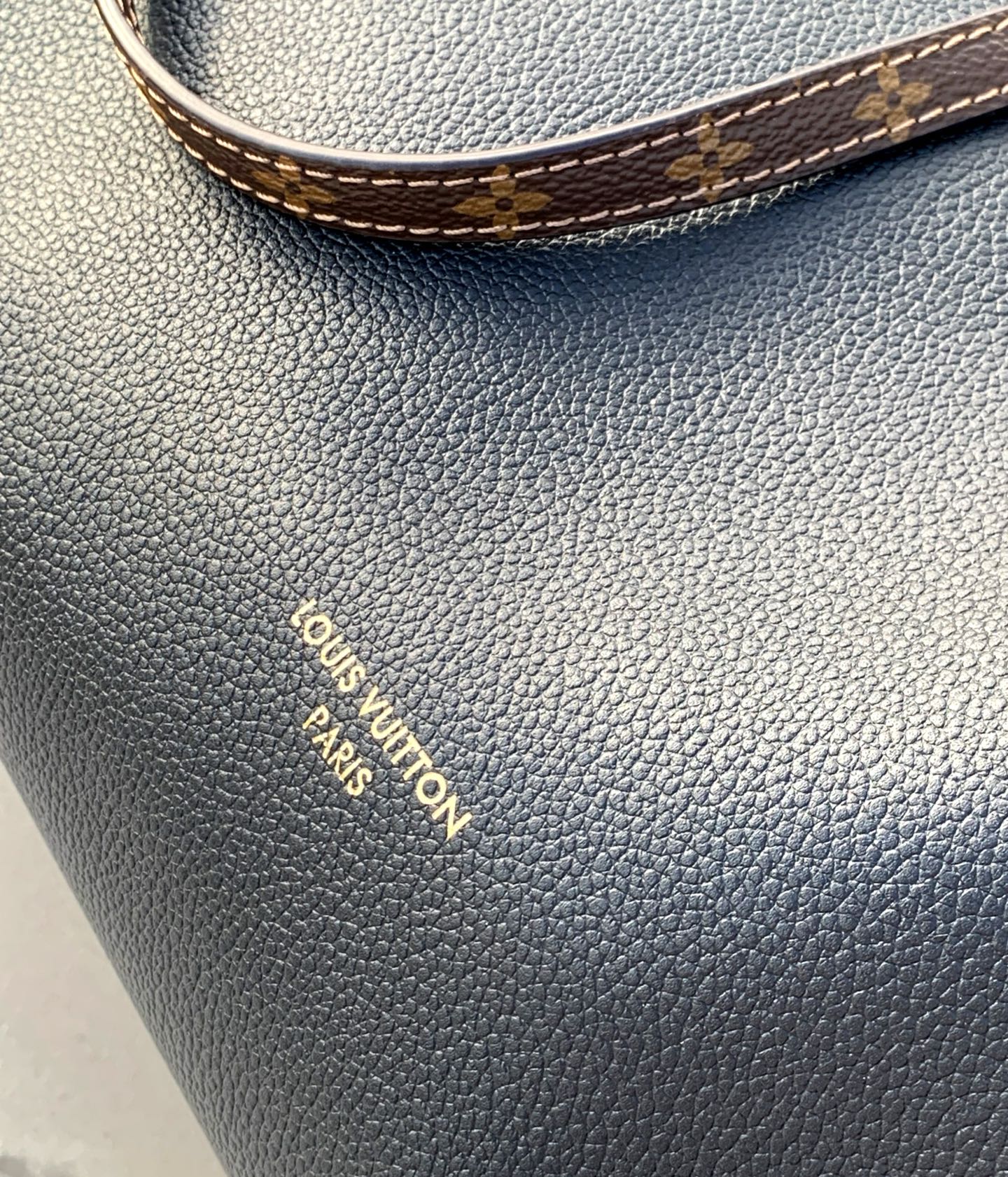 【原厂特惠】 💰1330  m26037
尺寸：20 × 27 × 45cm
LV Express Travel 大号旅行袋，渠道出品 |以经典 Keepall，注入温婉气质！包身采用细粒面牛皮革，搭配 Monogram 帆布元素，兼顾质感与辨识度。
包身柔软，内部空间充足，能轻松容纳出行所需物品。配有可调节手柄和可拆卸的辊压皮革手柄，可根据需求灵活选择背携方式。
