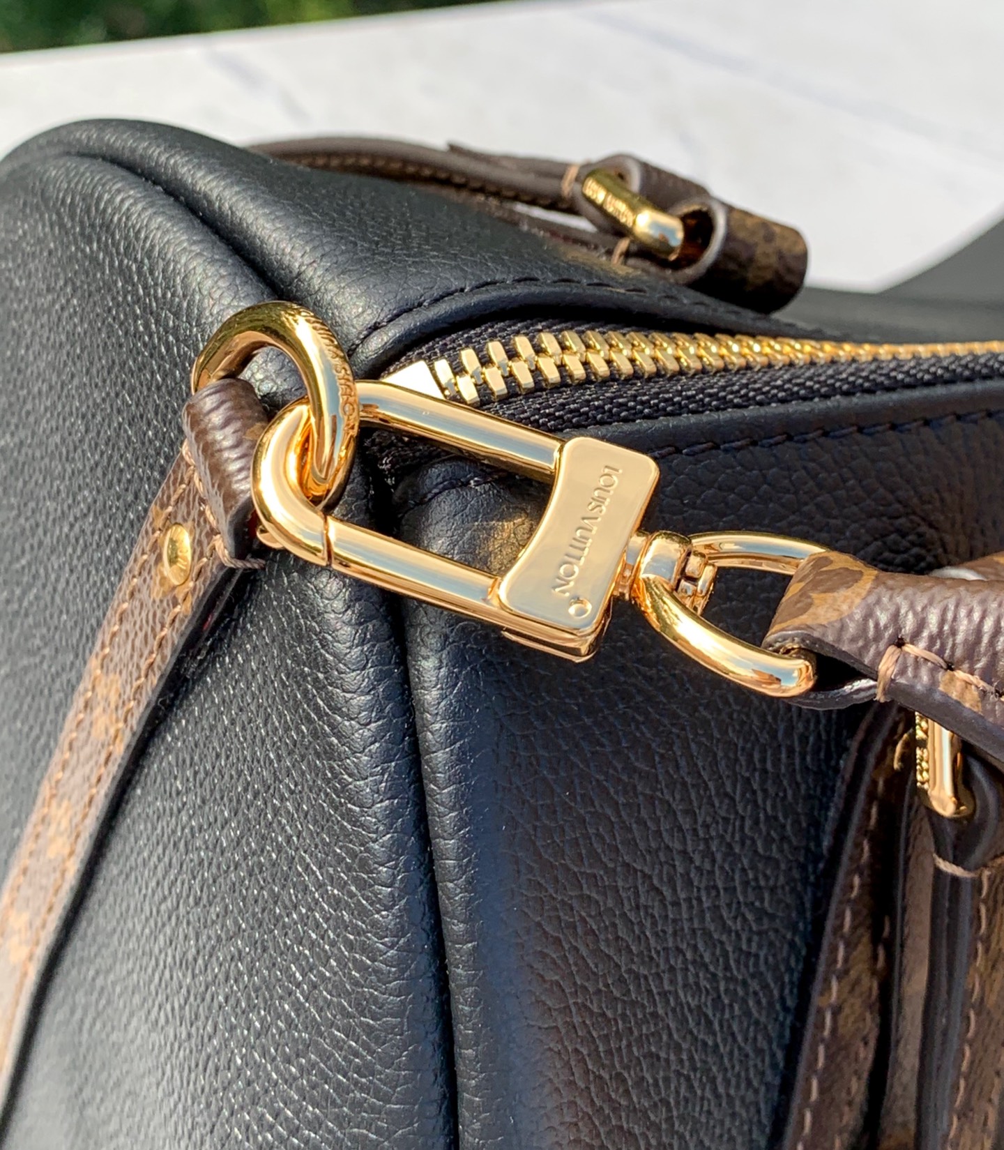 【原厂特惠】 💰1330  m26037
尺寸：20 × 27 × 45cm
LV Express Travel 大号旅行袋，渠道出品 |以经典 Keepall，注入温婉气质！包身采用细粒面牛皮革，搭配 Monogram 帆布元素，兼顾质感与辨识度。
包身柔软，内部空间充足，能轻松容纳出行所需物品。配有可调节手柄和可拆卸的辊压皮革手柄，可根据需求灵活选择背携方式。
