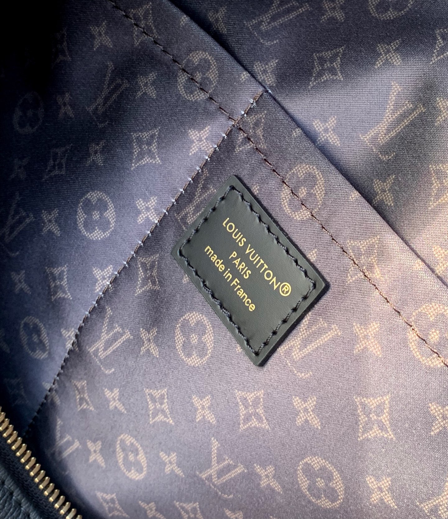 【原厂特惠】 💰1330  m26037
尺寸：20 × 27 × 45cm
LV Express Travel 大号旅行袋，渠道出品 |以经典 Keepall，注入温婉气质！包身采用细粒面牛皮革，搭配 Monogram 帆布元素，兼顾质感与辨识度。
包身柔软，内部空间充足，能轻松容纳出行所需物品。配有可调节手柄和可拆卸的辊压皮革手柄，可根据需求灵活选择背携方式。
