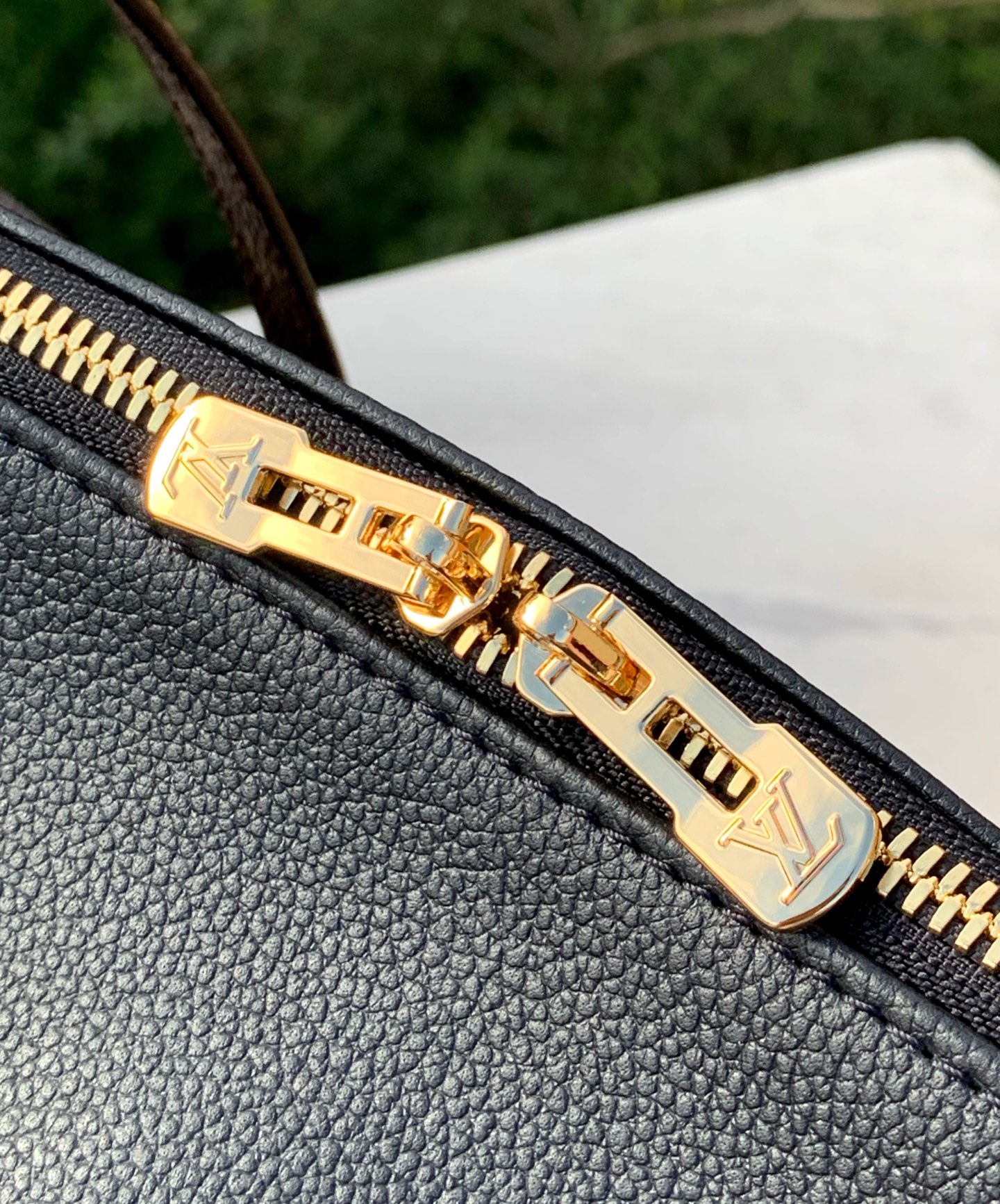 【原厂特惠】 💰1330  m26037
尺寸：20 × 27 × 45cm
LV Express Travel 大号旅行袋，渠道出品 |以经典 Keepall，注入温婉气质！包身采用细粒面牛皮革，搭配 Monogram 帆布元素，兼顾质感与辨识度。
包身柔软，内部空间充足，能轻松容纳出行所需物品。配有可调节手柄和可拆卸的辊压皮革手柄，可根据需求灵活选择背携方式。
