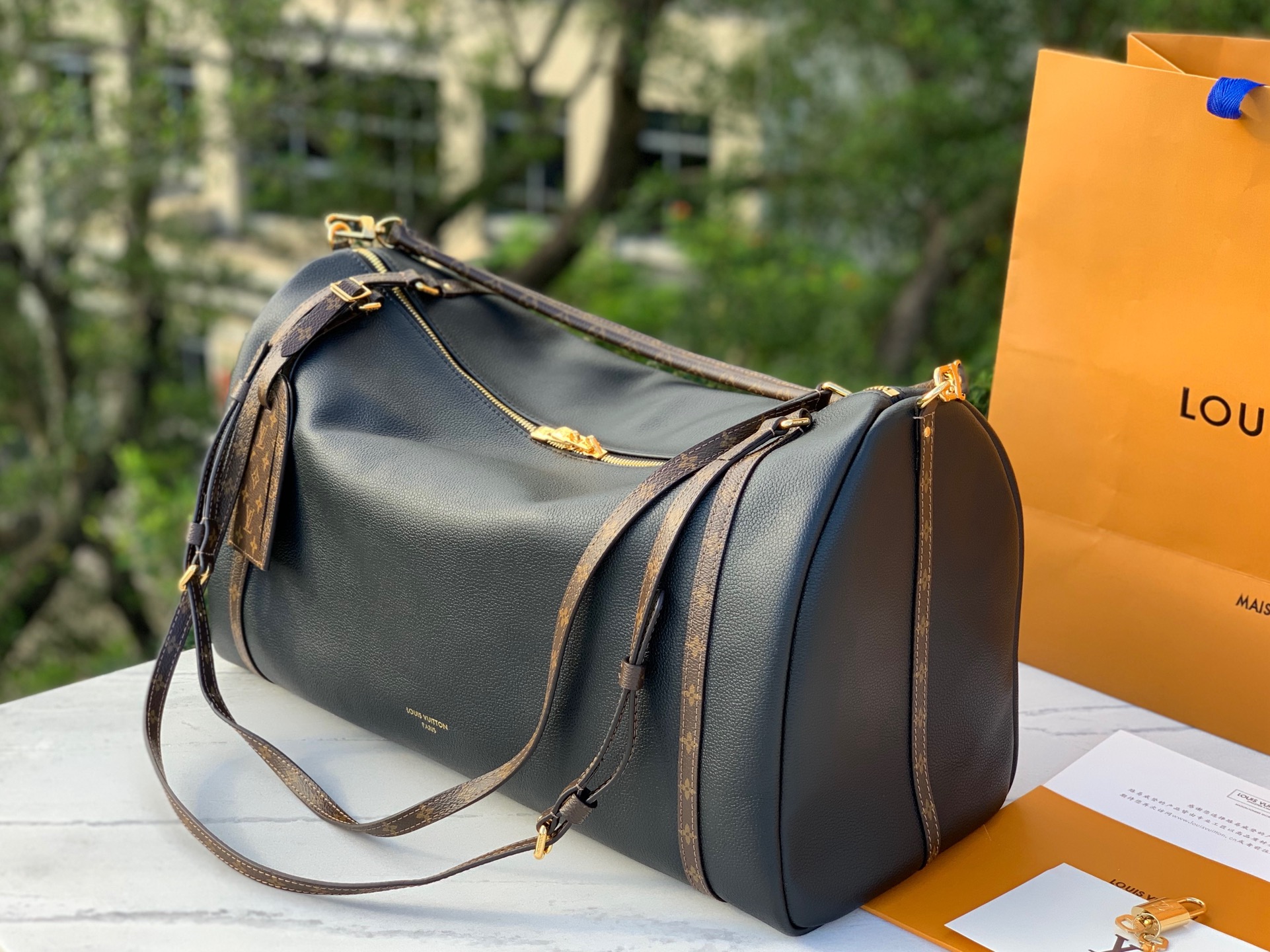 【原厂特惠】 💰1330  m26037
尺寸：20 × 27 × 45cm
LV Express Travel 大号旅行袋，渠道出品 |以经典 Keepall，注入温婉气质！包身采用细粒面牛皮革，搭配 Monogram 帆布元素，兼顾质感与辨识度。
包身柔软，内部空间充足，能轻松容纳出行所需物品。配有可调节手柄和可拆卸的辊压皮革手柄，可根据需求灵活选择背携方式。
