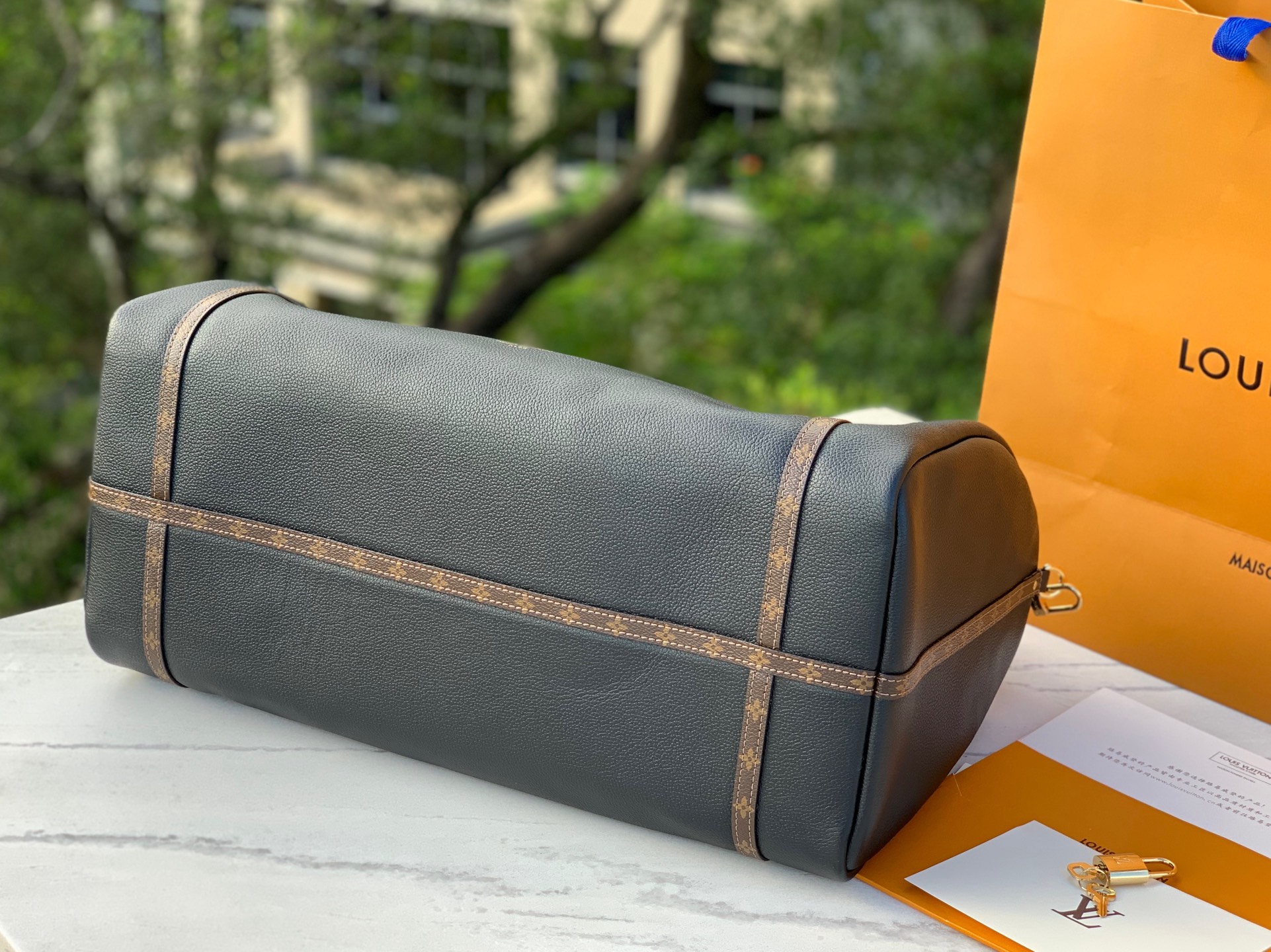 【原厂特惠】 💰1330  m26037
尺寸：20 × 27 × 45cm
LV Express Travel 大号旅行袋，渠道出品 |以经典 Keepall，注入温婉气质！包身采用细粒面牛皮革，搭配 Monogram 帆布元素，兼顾质感与辨识度。
包身柔软，内部空间充足，能轻松容纳出行所需物品。配有可调节手柄和可拆卸的辊压皮革手柄，可根据需求灵活选择背携方式。
